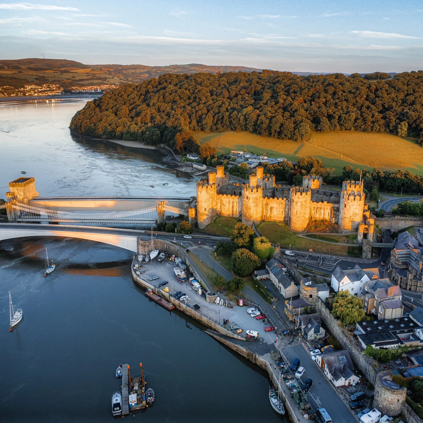 &quot;Different roads sometimes lead to the same castle.&quot; - George R. R. Martin

Day 333 - Conwy castle, bridges and town

#northwales #northwalescoast #northwalesphotography #conwy #conwycastle #conwysuspensionbridge #conwytown #visitconwy #dro