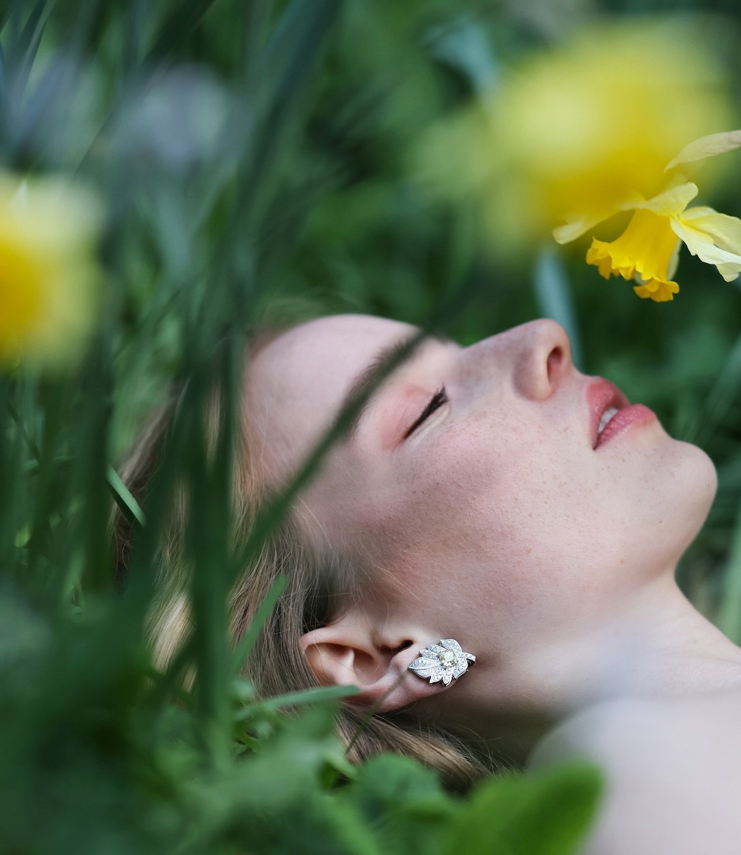 A symphony of colors, a dance of light - these feuilles earrings with a yellow diamond illuminate the essence of Spring 🌼