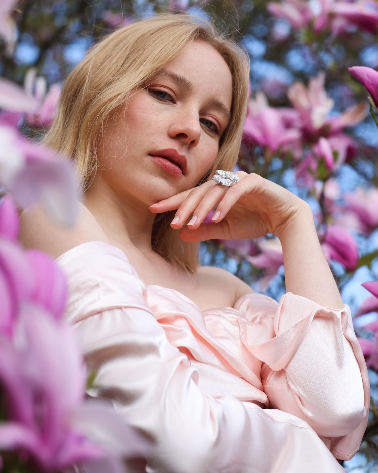 As petals unfurl, so do our stunning flower earrings and ring covered in diamonds.

#diamondearrings#diamondring#springvibe#prettyinpink#swisshandmade#koenigjewellery