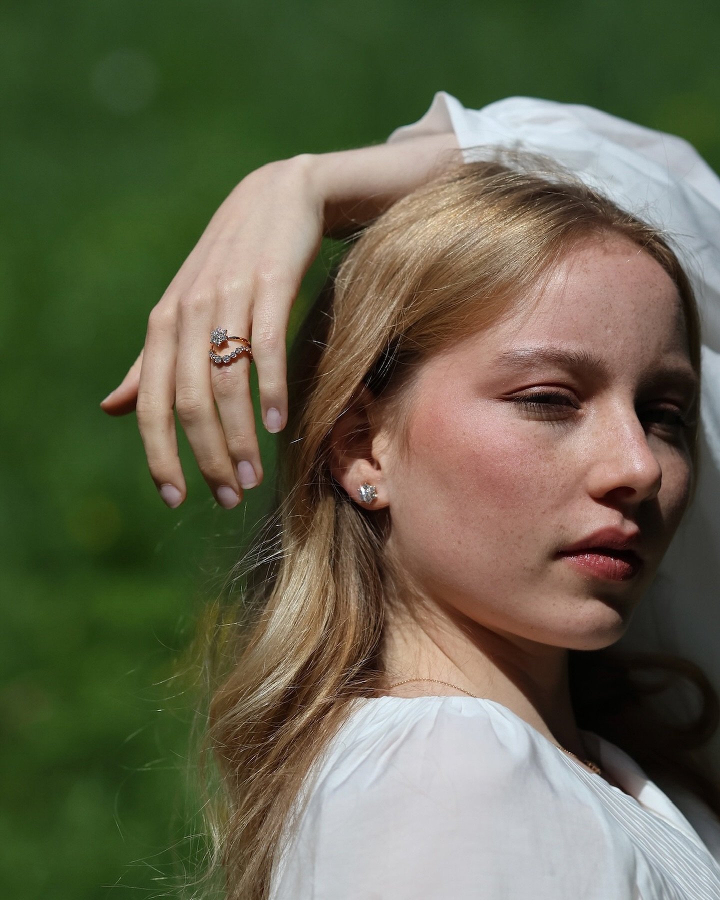 Wrapped in the beauty of outdoors, with a touch of sparkle to match.

#swisshandmadejewellery#rosegold#diamondrings#springvibes#koenig#softgirl