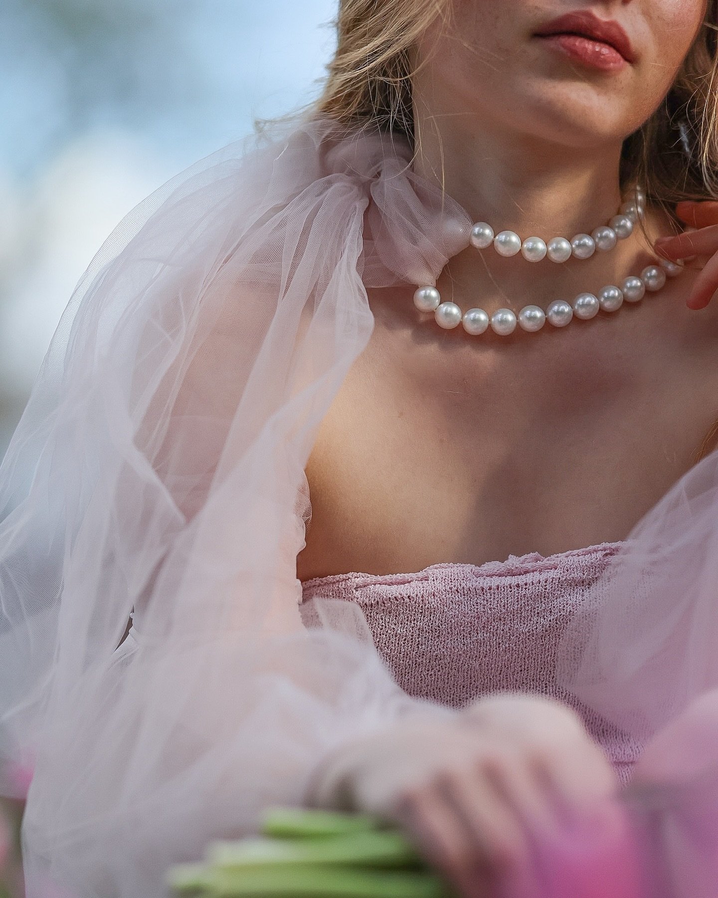 Blossoming beauty, draped in pearls.💐

#pearls#trendingnecklace#springvibe#swisshandmade#jewellery#koenigjewellery