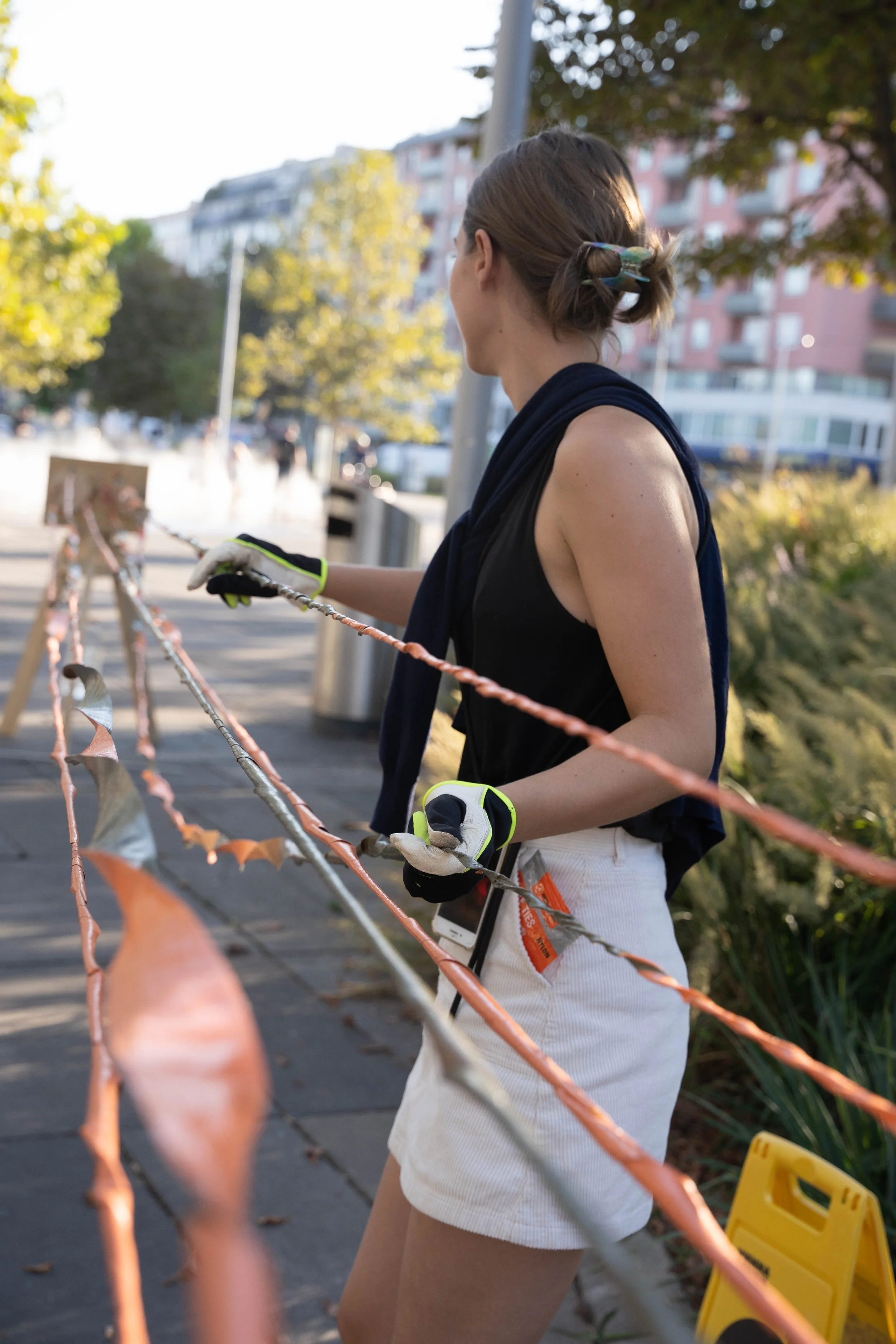 action_twisting tarpaulin stripes_Tobias Kauer_Wien.jpg