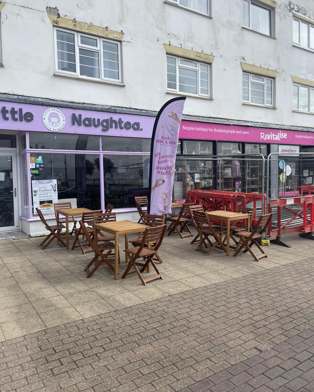 Despite the disruption outside - we are still open and we will NOT be closing!
10am - 6pm everyday!
Looking forward to making your day a bubble tea fun day 🧋👍❤️ 

#bubbletea #bubbleteaaddict #leeonthesolent #littlenaughtea #bubbletealover #gosport 