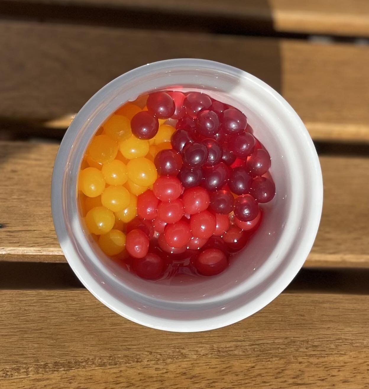 I love how our popping balls glisten in the sun light.

May this nice weather continue 🤞🏽.

#bubbletea #bubbleteaaddict #leeonthesolent #littlenaughtea #bubbletealover #gosport #bubbleteashop #fareham #bubbleteatime #bubblecoffee