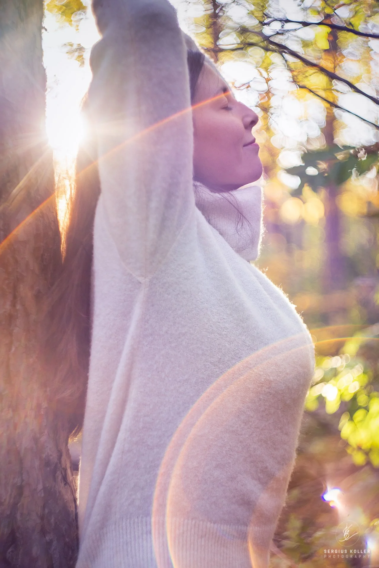 girl-beautifull-swirly-bokeh-backlight-golden-sergius-koller-inbetween.jpg