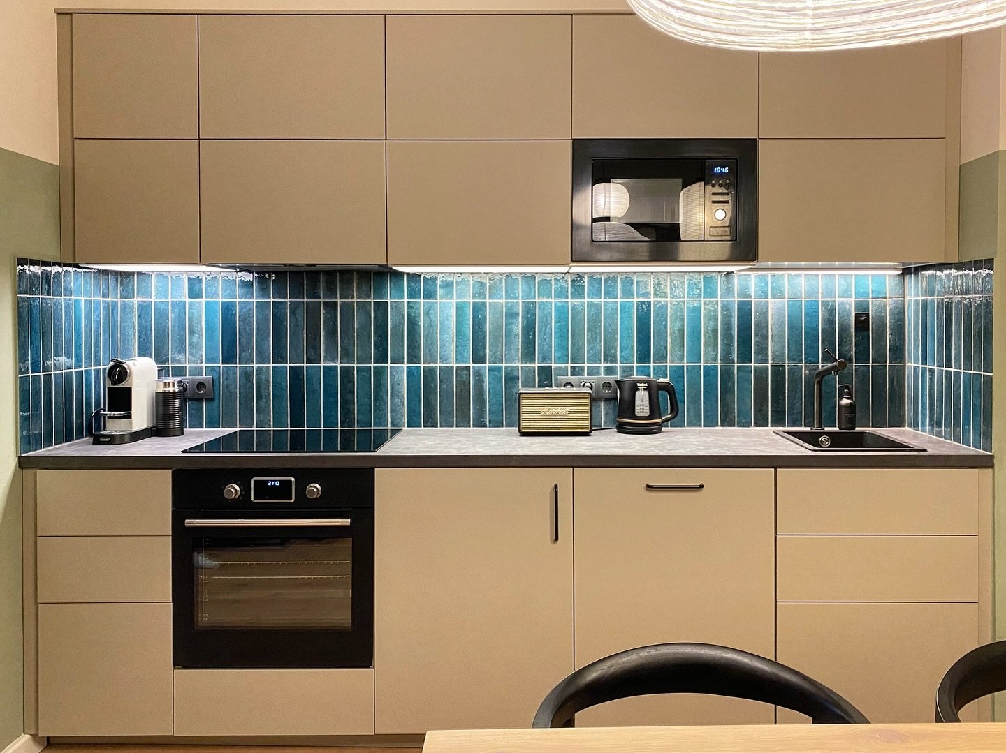Bringing a touch of the Mediterranean with these vibrant blue tiles in our latest kitchen renovation! 💙🌊 #MediterraneanVibes #KitchenDesign #BlueTiles