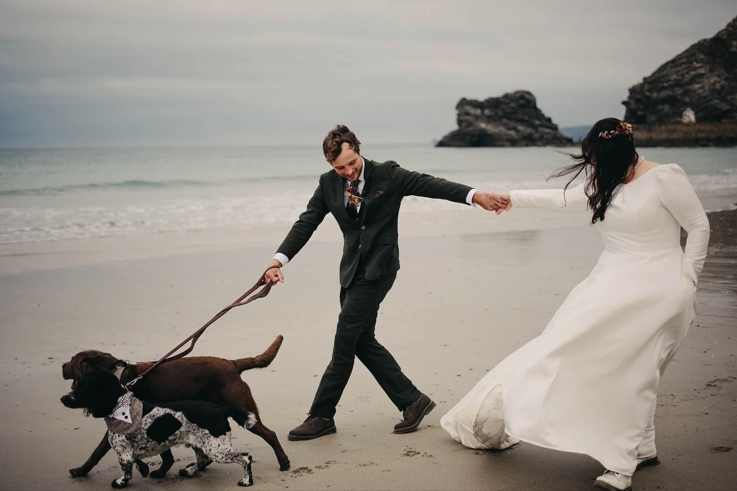 How have I not even had a moment to post this glorious autumnal wedding, dogs, love, land rovers, cake, friends, &amp; love, what more do you need?

Photographer @veritywestcottphotography 
Venue @thecornishplace 
Makeup @ionemakeupandhair 

.
Cornwa