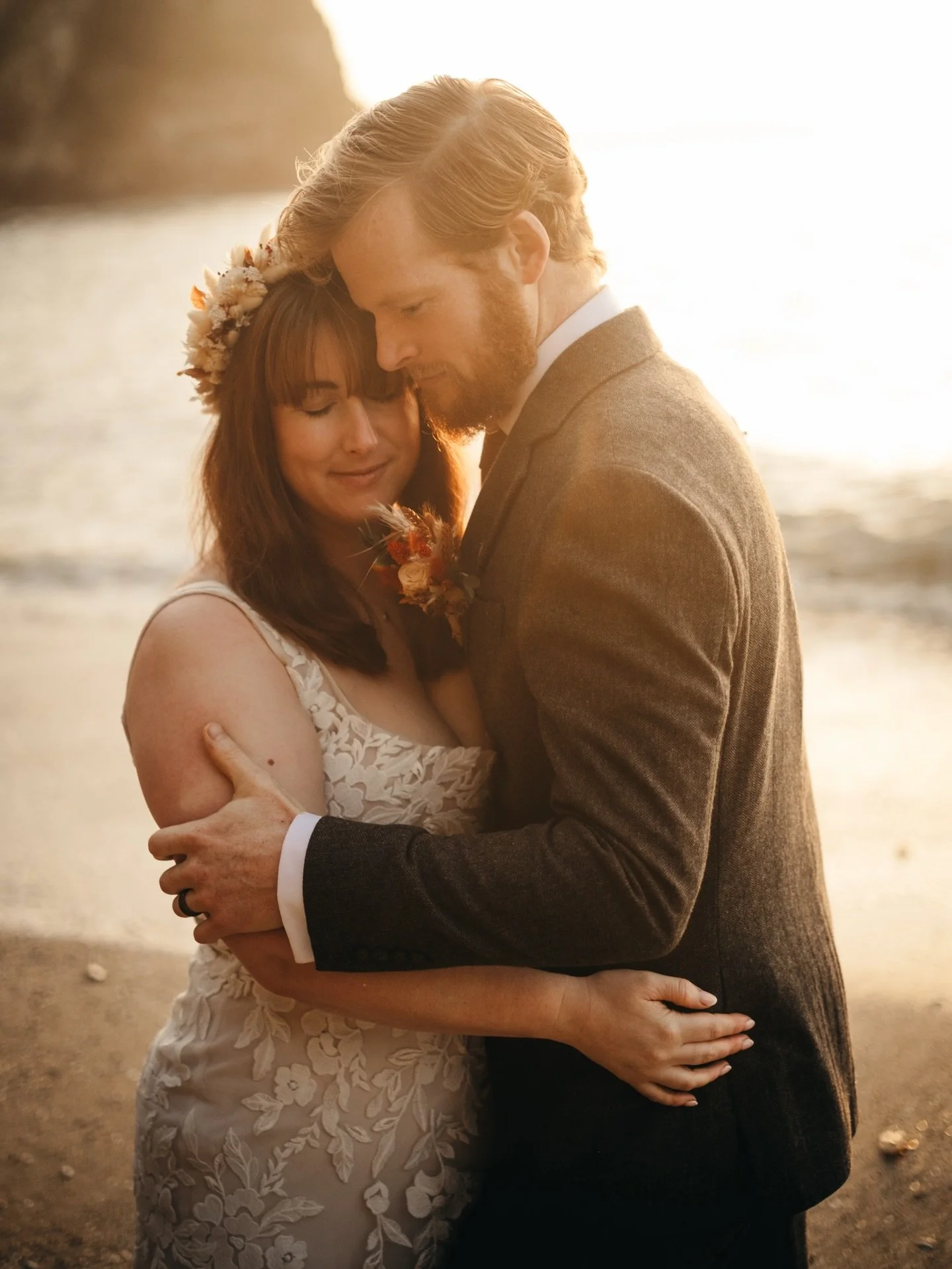 If you don't get to go to the beach on our wedding day -you can always book a sunrise shoot at a beach in Cornwall &amp; get those dreamy shots.
Just like Lucy @motherslovejewellery &amp; her hubby did.

#sunriseshoot #goldenhourphotography #cornwall