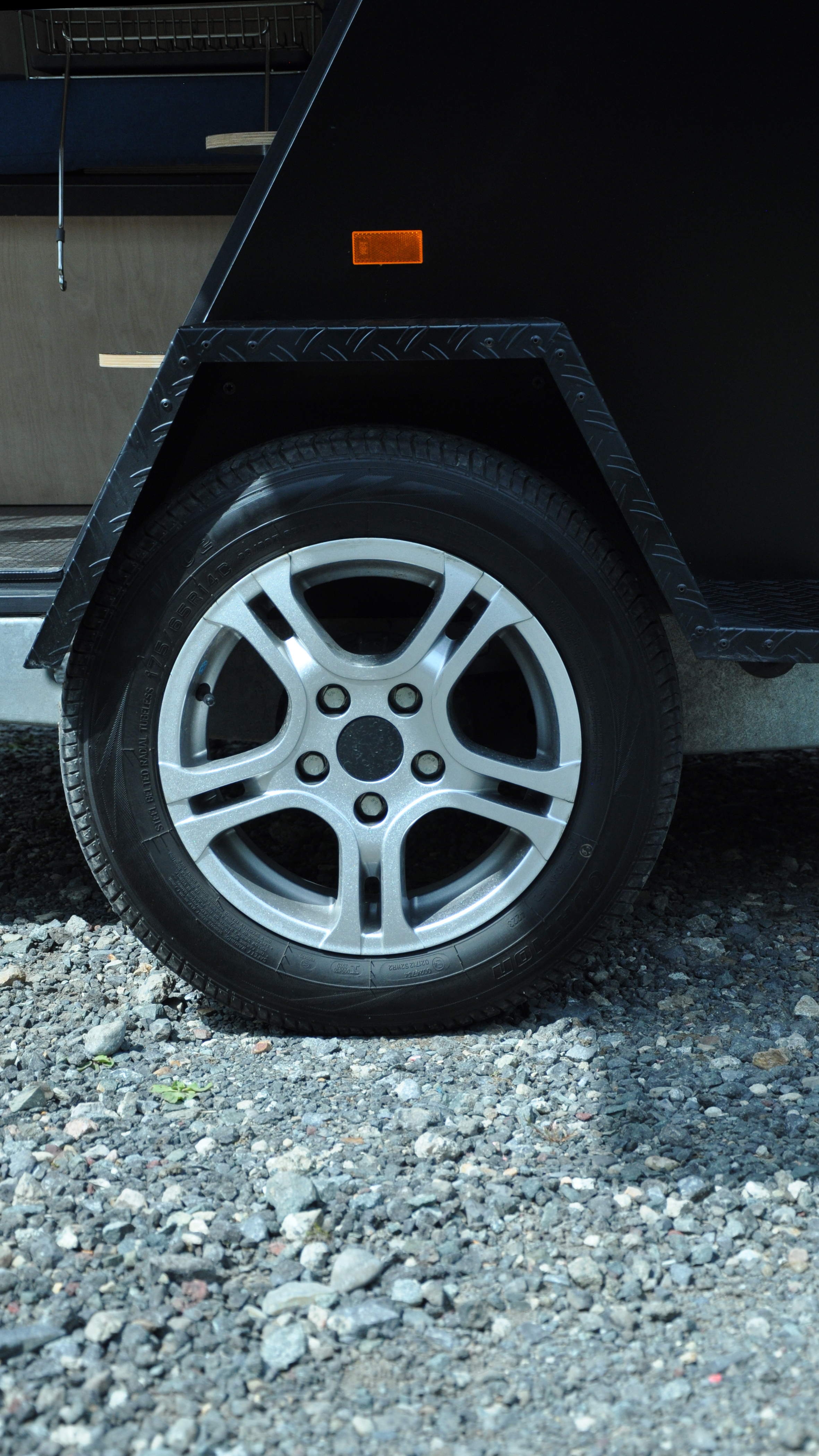 Portrait-Alloy-Wheels-Side-Outside-BG.png