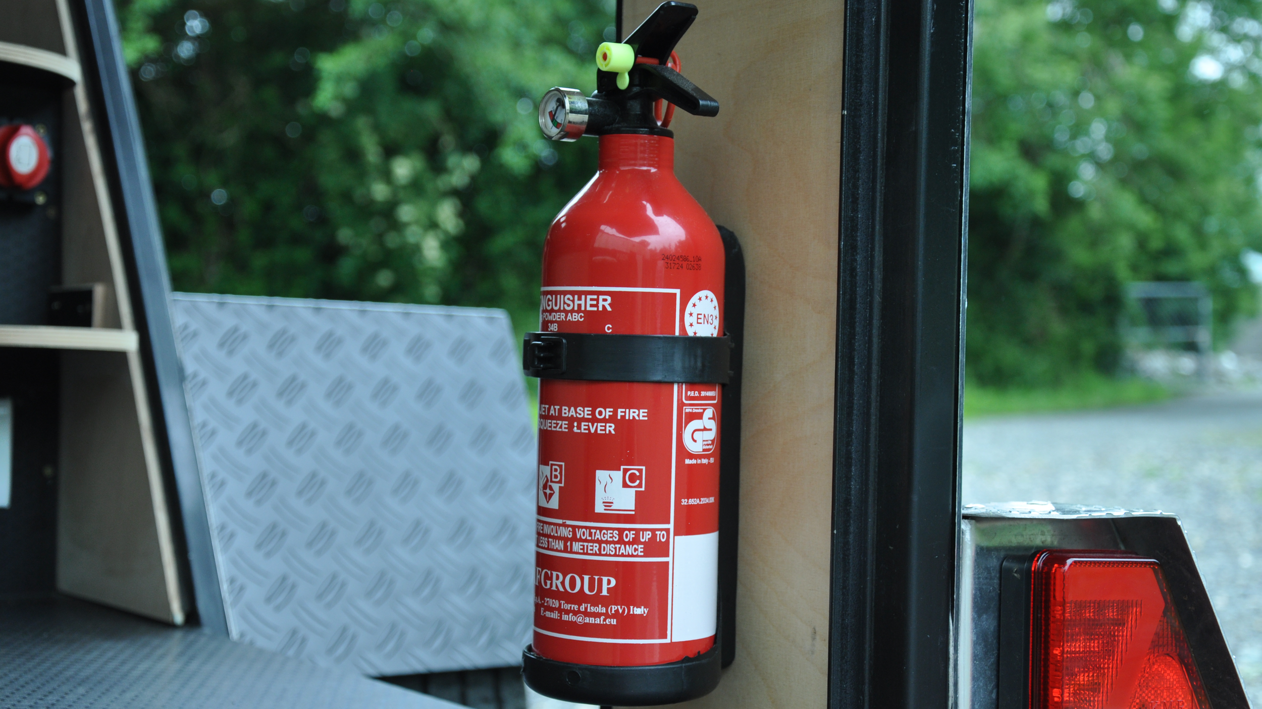 Landscape-Fire-Extinguisher-34ths.png