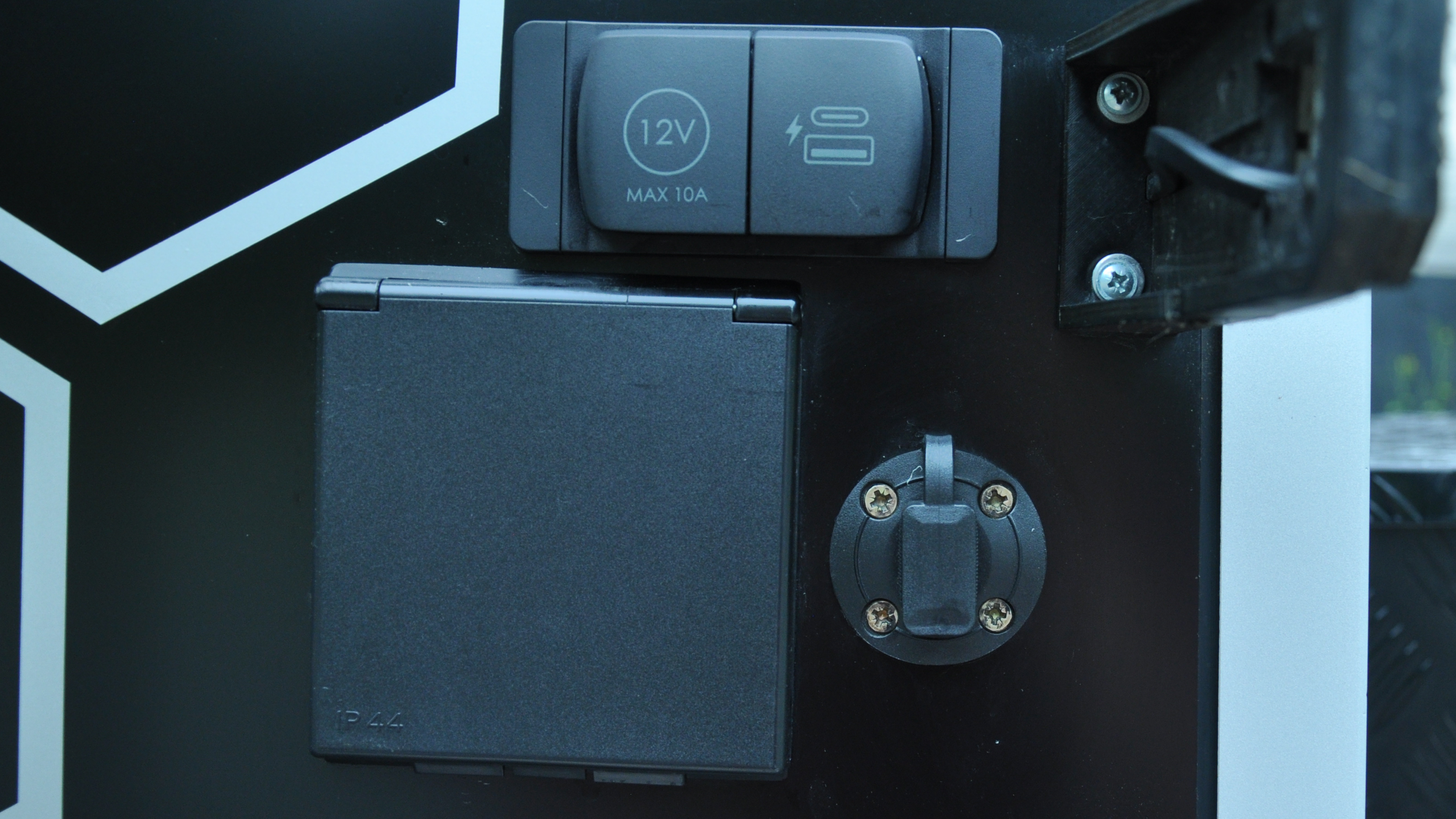 Landscape-Sockets-RAW (1).png