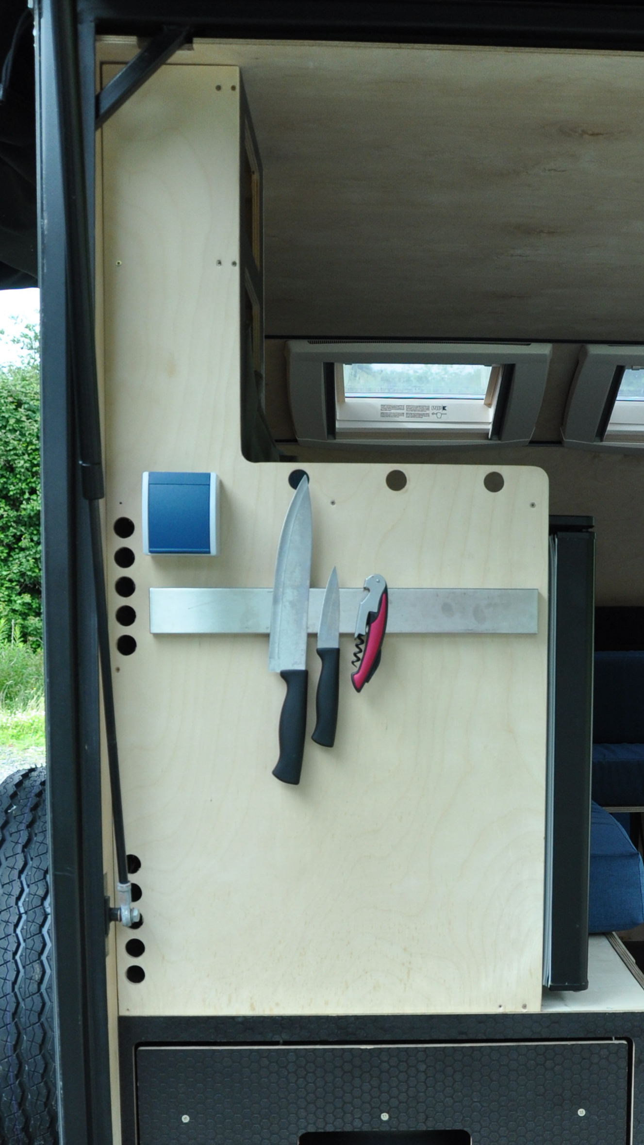 Portrait-Intergrated-Fridge-Shelving-Side.png