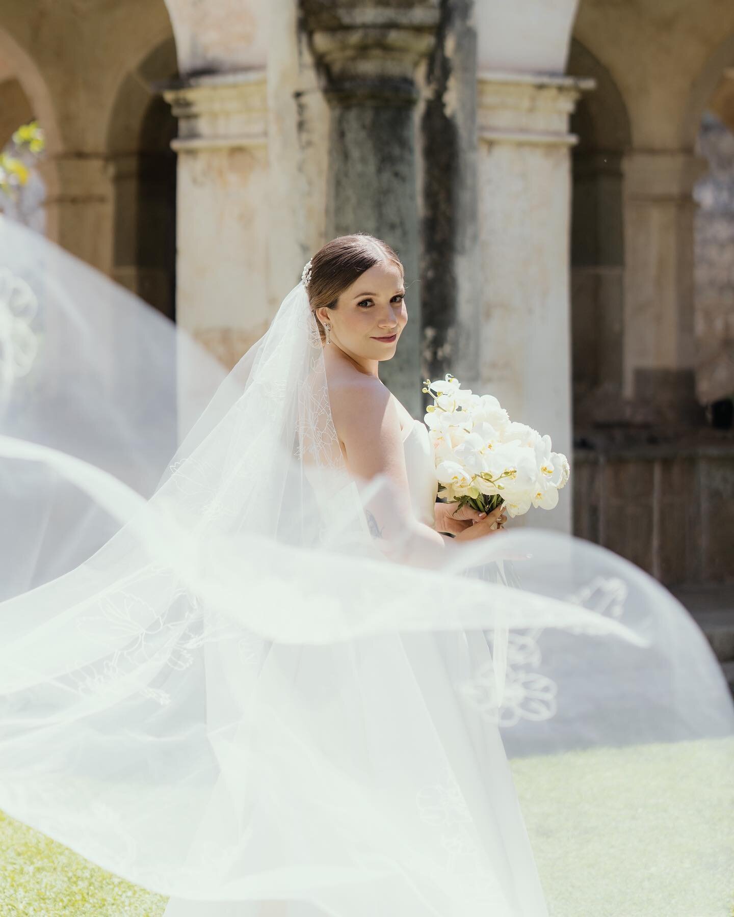 Diana &amp; Mart&iacute;n
 
@dianaelizondo &amp; @mgnecco48 
 
👩🏻&zwj;💻 @montenegro.firm 
📍 @hotelesquintareal 
👗 @whitebygreen 
💐 @victorinoamadoroficial 
💄 @anasylviahairandmakeup 
 
#Oaxaca #FridaEnamorada #AuthenticLoveMag #BridesRealWeddi