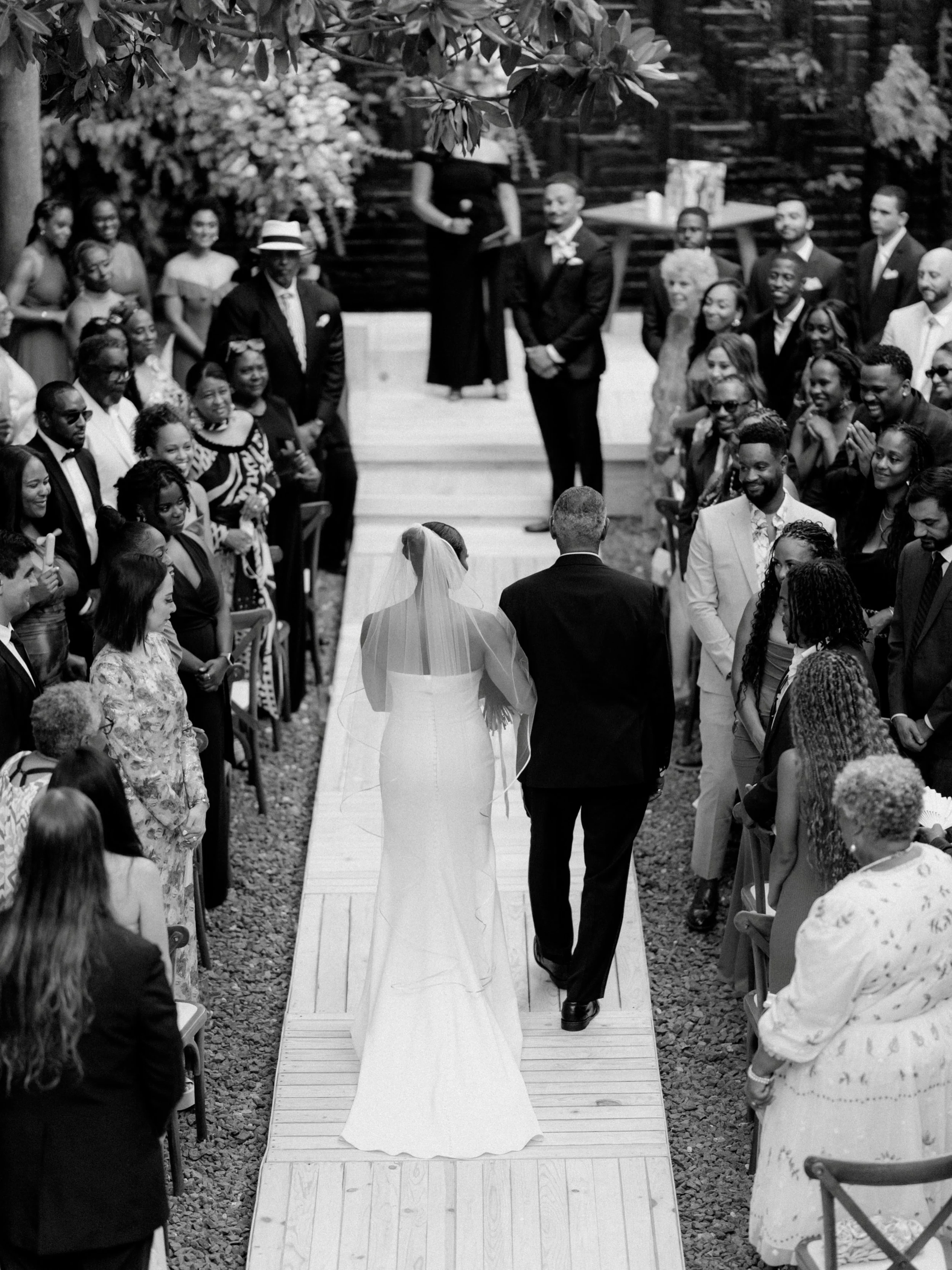 Ceremonia 
 
@desijwilliams &amp; @igot_jerms 
 
👩🏻&zwj;💻 @oaxacadestinationweddings 
🏨 @hotelazuldeoaxaca 
💐 @ornatoeventos 
👗 @pronovias 
👰🏾&zwj;♀️ @tonifedericiveils 
👔 @thegrottomenswear 
 
#Oaxaca #FridaEnamorada #AuthenticLoveMag #Brid