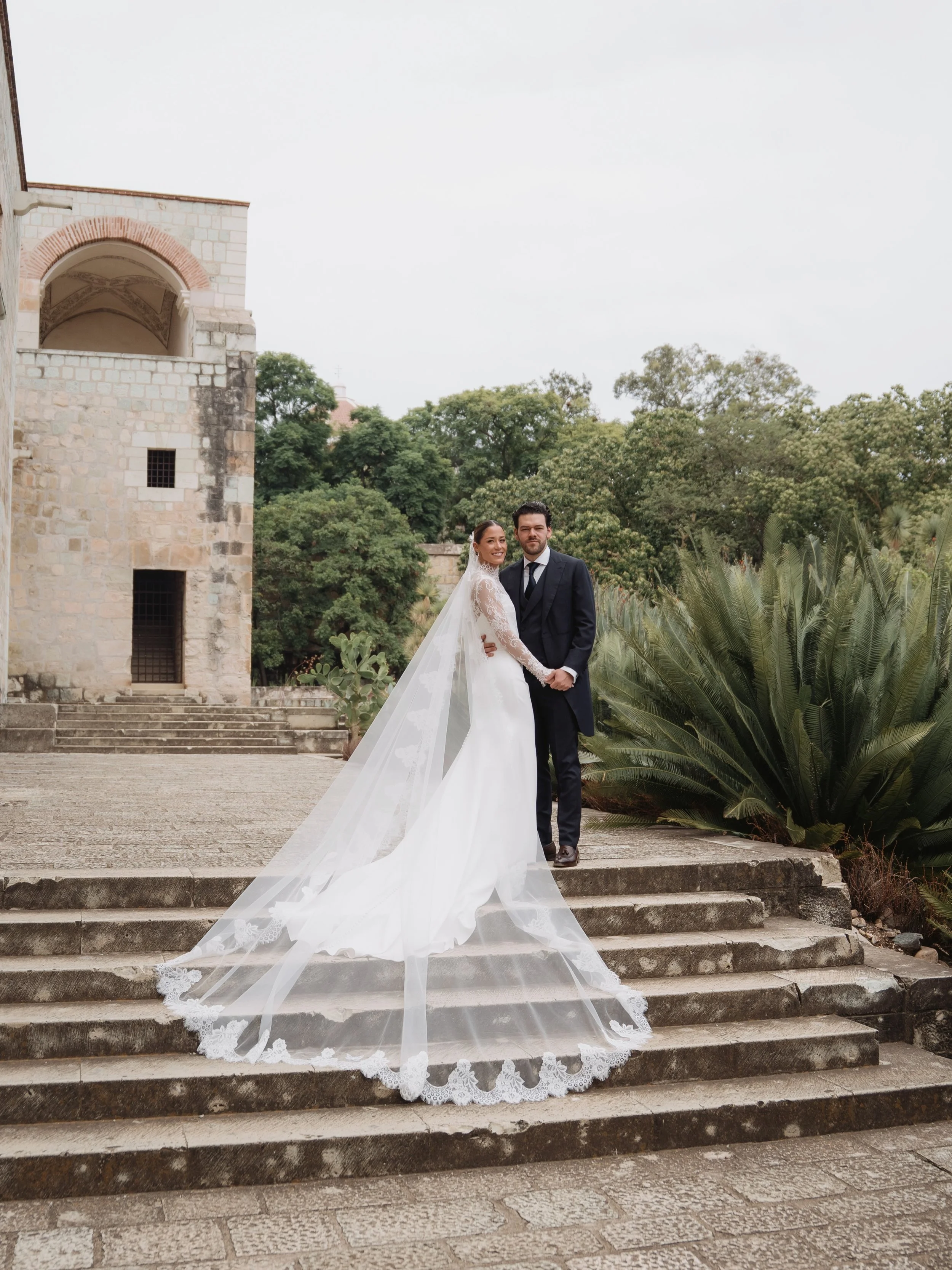 Alexia &amp; Emilio \\ 21&bull;08&bull;26
 
@alexiaslz &amp; @emiliofuentesv 
 
👩🏻&zwj;💻 @eventosmarcelagonzalez 
📷 @potts.wed 
📹 @gngra.films 
💄 @erremakeup_ 
🌺 @victorinoamadoroficial 
🎊 @monos_de_calenda_chepanes 
🎧 @2djs_mexico 
🍽️ @cas