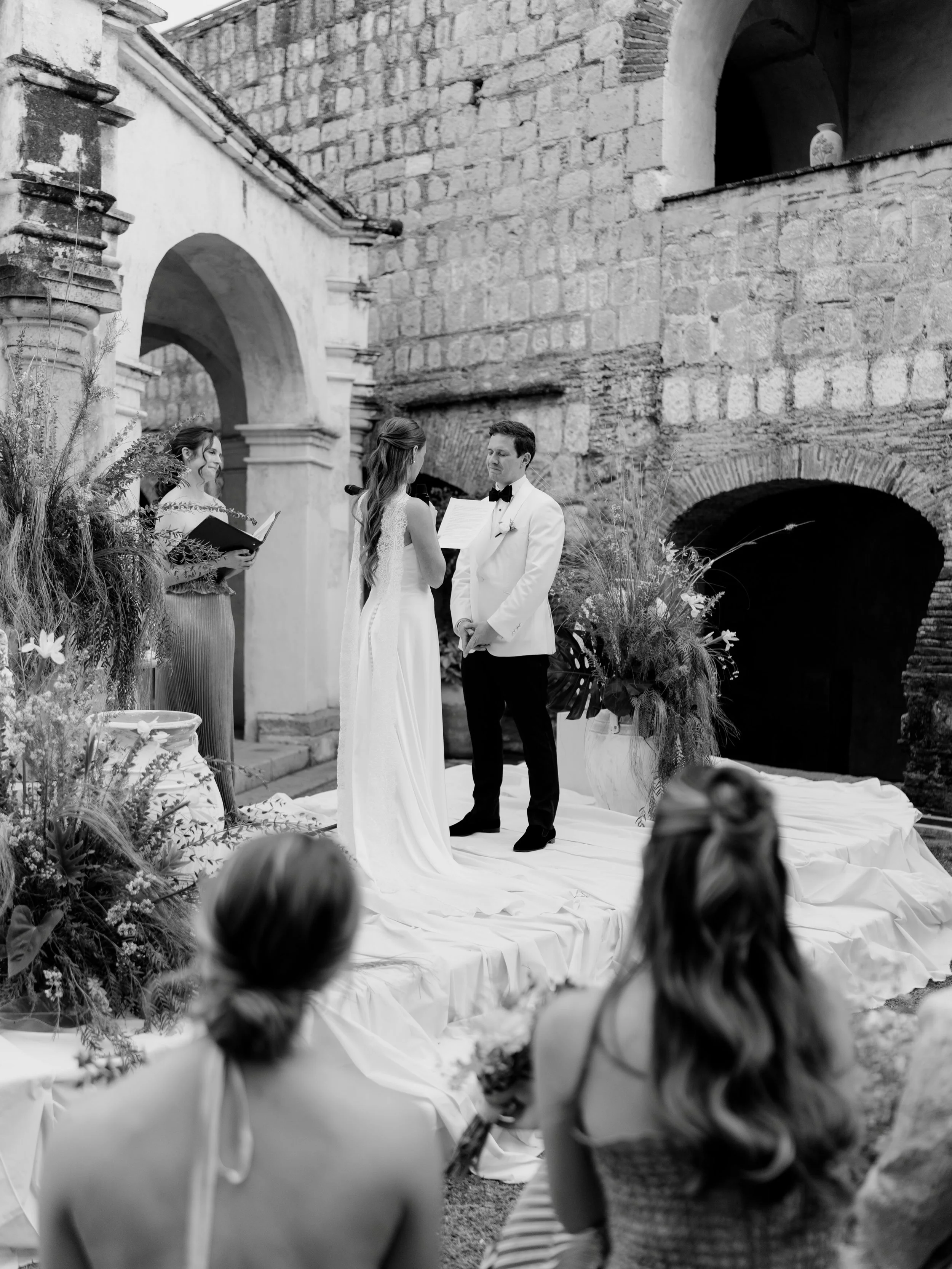 Ceremony 
 
@emgoods &amp; @misterkeyan 
 
👩🏻&zwj;💻 @eventos_y_bodas_oaxaca 
📷 @potts.wed 
📹 @danielmatusdm 
🌸 @victorinoamadoroficial 
📍 @hotelesquintareal 
⚒️ @sicaeventos 
💄 @silviamorv 
 
#Oaxaca #FridaEnamorada #AuthenticLoveMag #BridesR