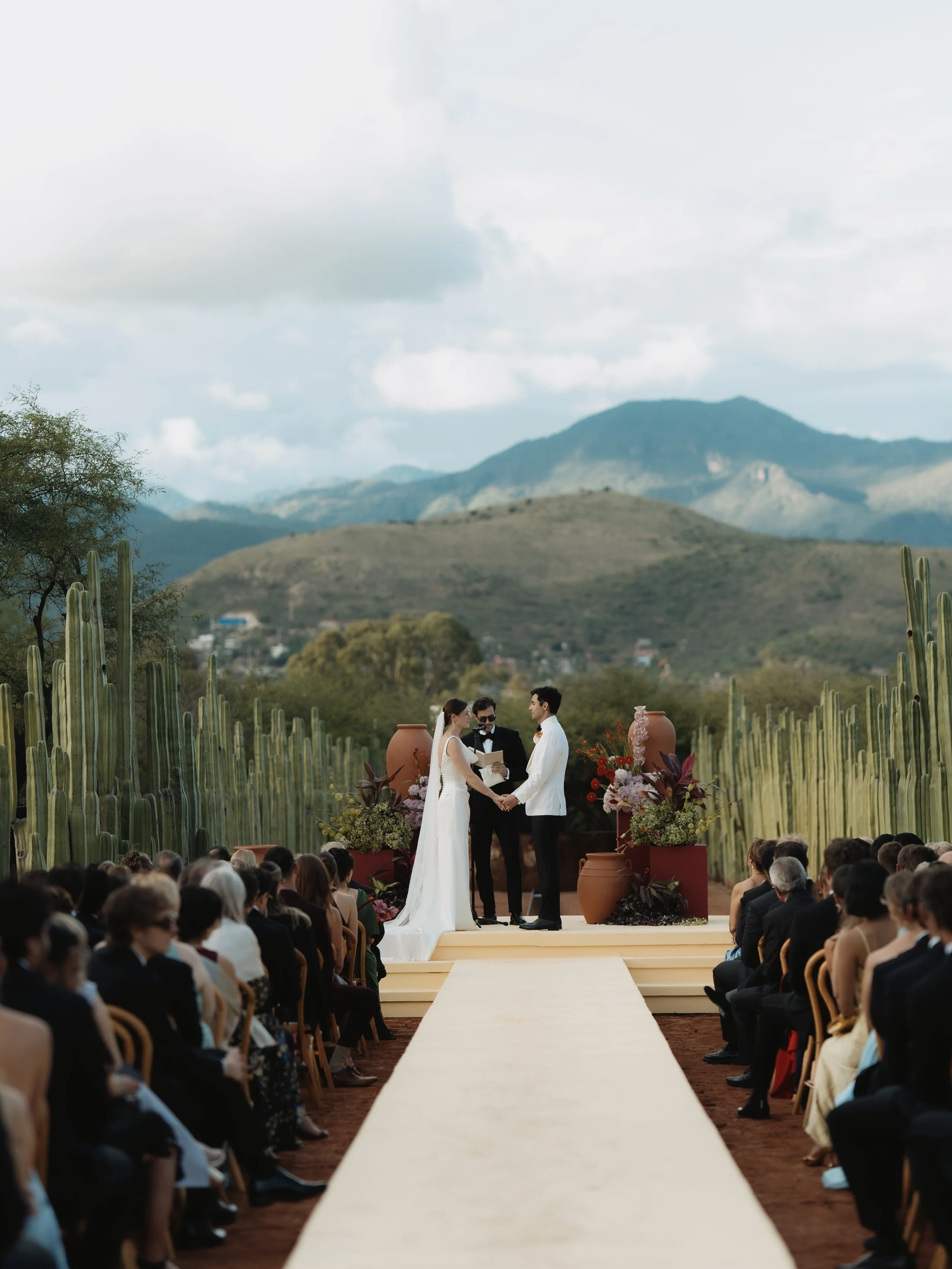 Jaime &amp; Andr&eacute;s
 
@jaimeegan &amp; @andy.days 
 
👩🏻&zwj;💻 @oaxacadestinationweddings 
🌺 @victorinoamadoroficial 
💄 @yayomaquillista 
💇🏻&zwj;♀️ @manueljimenezstudio 
📍 @ranchocebu 
🍽️ @_avcatering 
🎉 @monos_de_calenda_chepanes