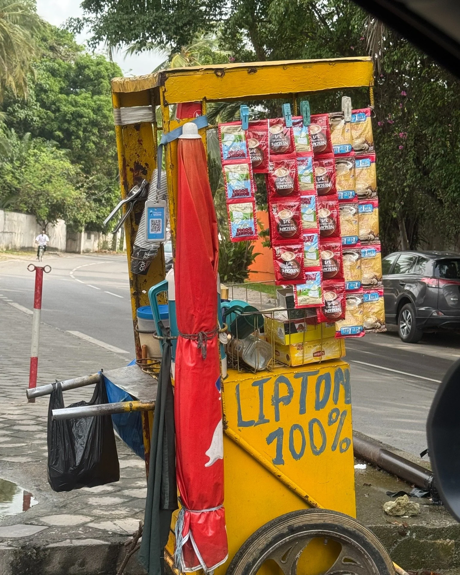 This piece isn&rsquo;t a doorway.
It&rsquo;s a bench in the shade.

#streetvendor #abidjan #teamtime