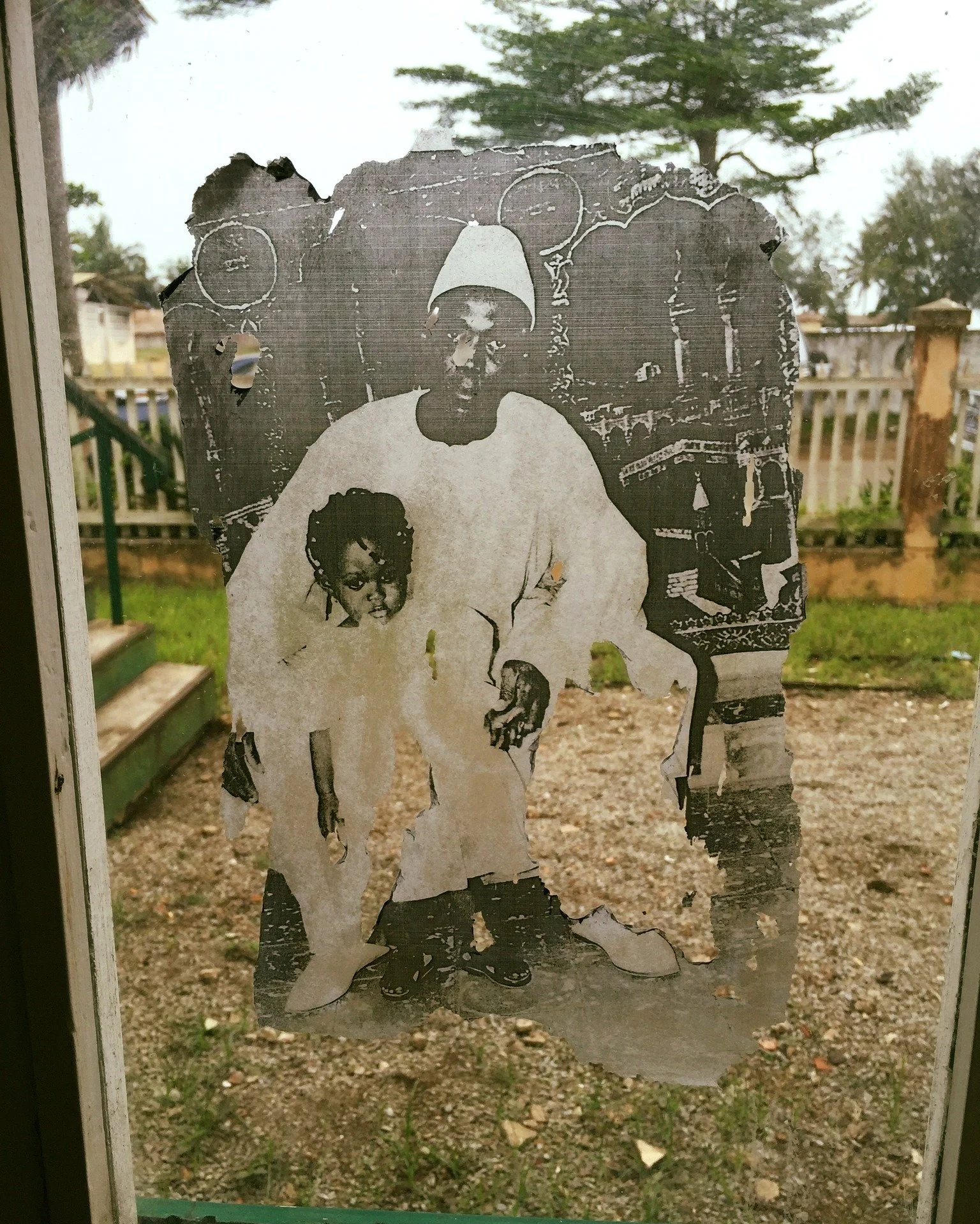 I keep returning to the idea that so much of what survives is because someone took the time &mdash; and had the means &mdash; to hold it in place 🖼️🤍

When I visited Vous &ecirc;tes ici / You Are Here, an installation by @virginiaryanartist  in Gra