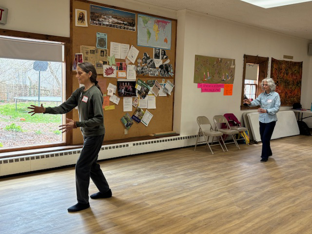 Zhen and bev play the lute.png