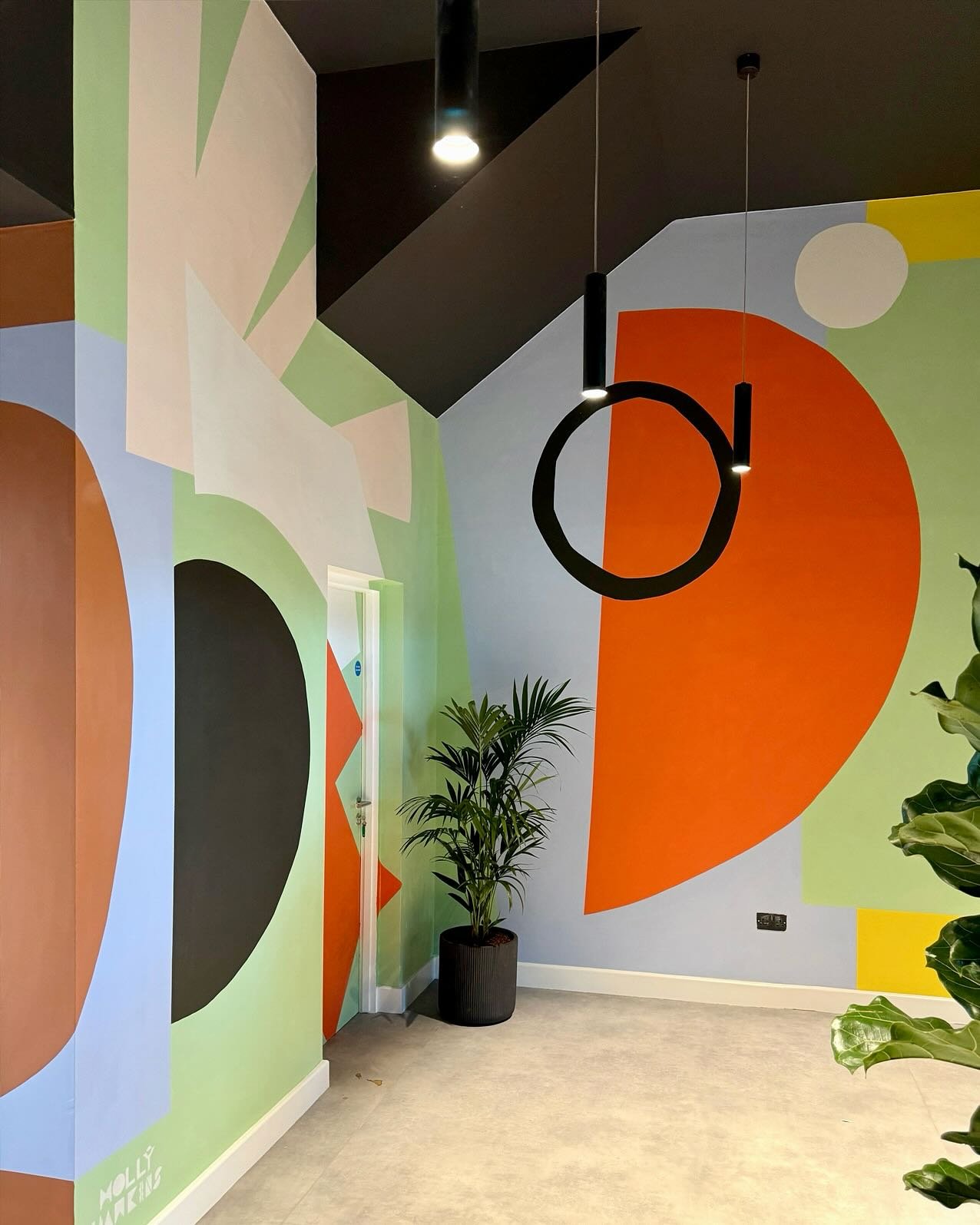 Salford Quays ~ Manchester! 🖌️💙

I loved painting this interior piece and had so much fun experimenting with colours and themes for the artwork.

Big shoutout to @caroline_dowsett for assisting with this install!

📍@claylifeuk

#interiormural #mur