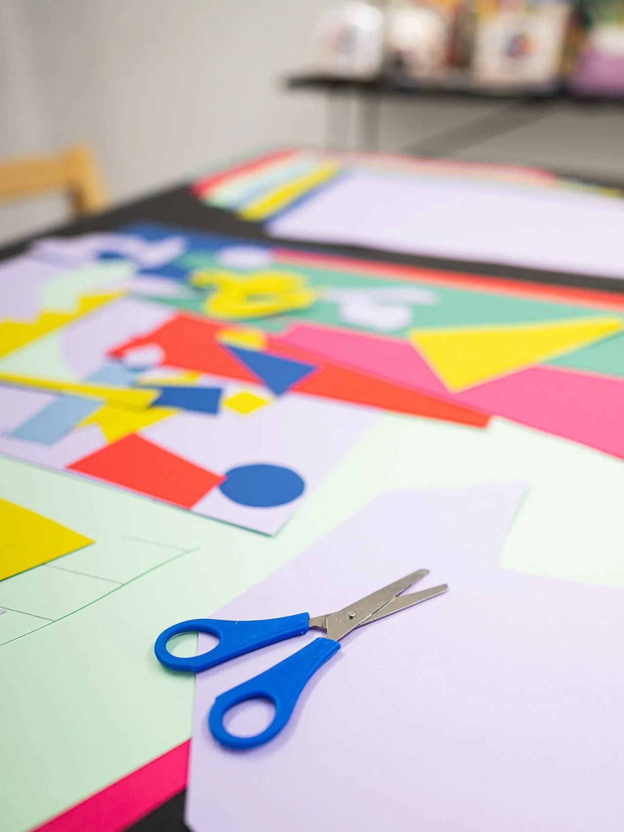 Huge thanks to @gfsmithpapers for supporting my Unit 2 show! 
Watching the community collage wall grow throughout the show was such a joy ✂️💙 I’m obsessed with collage, and it was so lovely seeing everyone dive into this design process too!