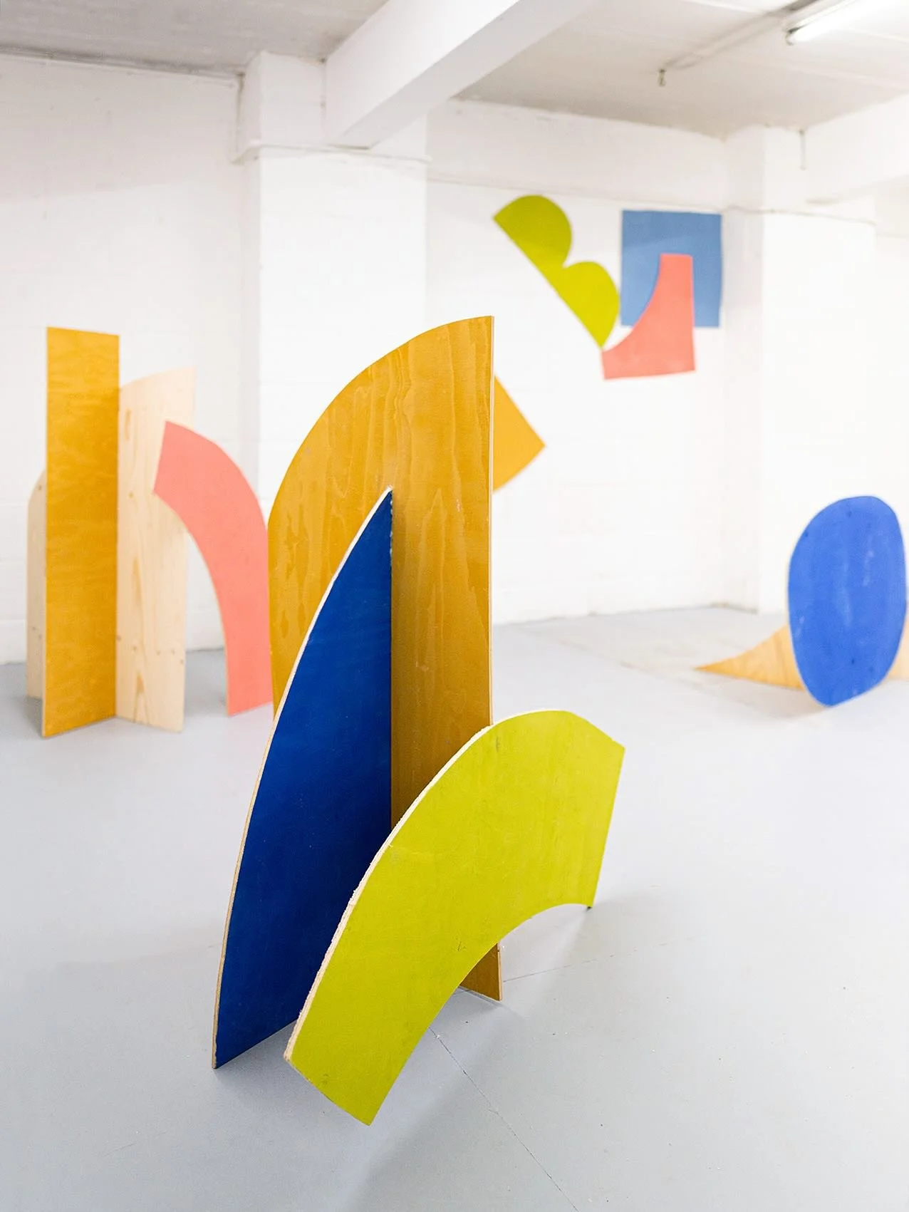 I loved getting to play in such a big gallery space! 

In one of the rooms at @unit2stleonards I collaborated with carpenter-artist Nina Hunter. 

Together we combined joinery and collage to create a playful, site-responsive installation.

It plays o