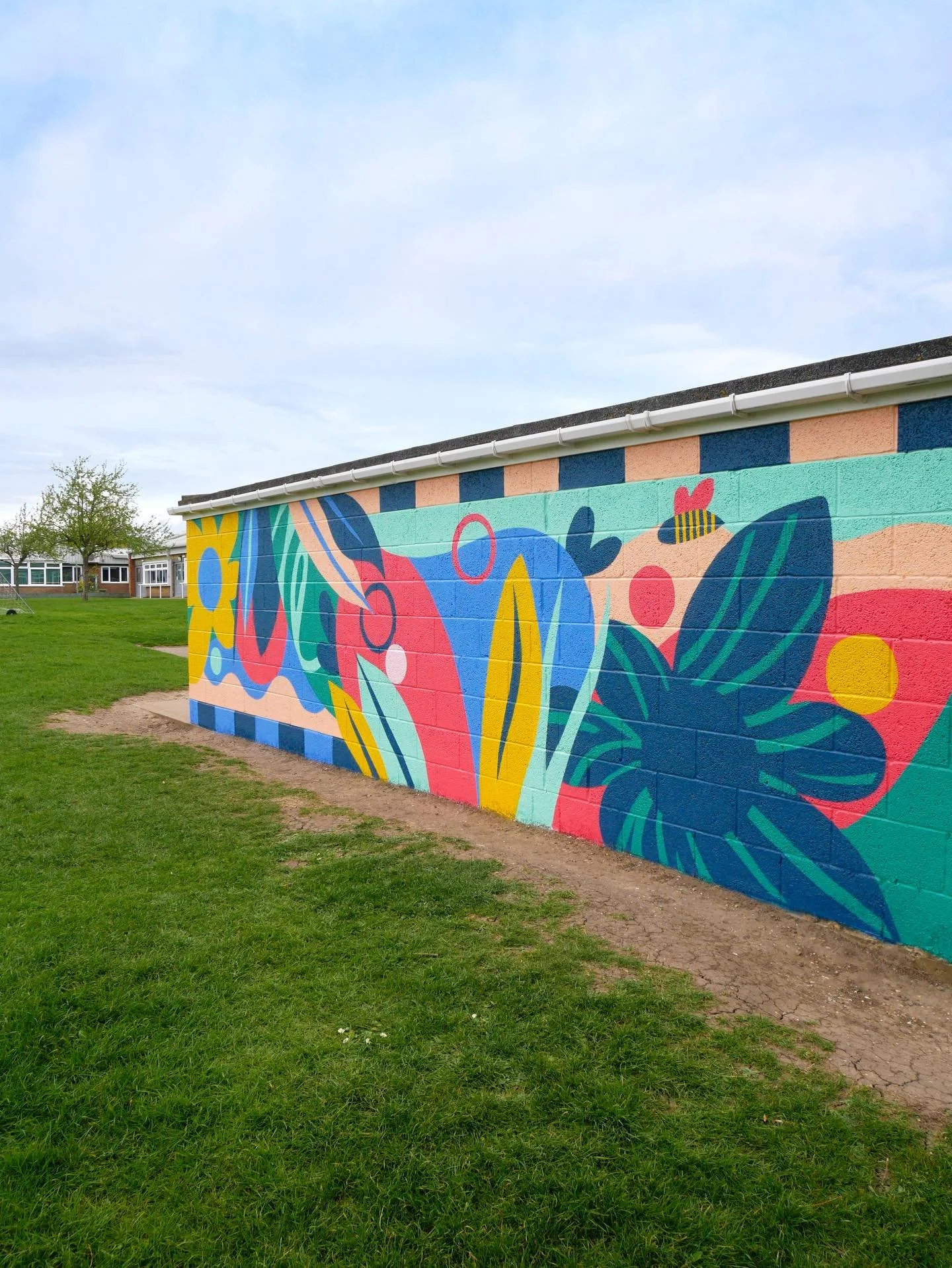 Fresh sunny mural for a dreamy sunny day! 🌞🖌️

Lacey Gardens&nbsp;Junior&nbsp;Academy - Louth, Lincolnshire

Created for @wellspringacademytrust 💙

Thanks to paint babes @grace_visions &amp; @stoglife for assisting.