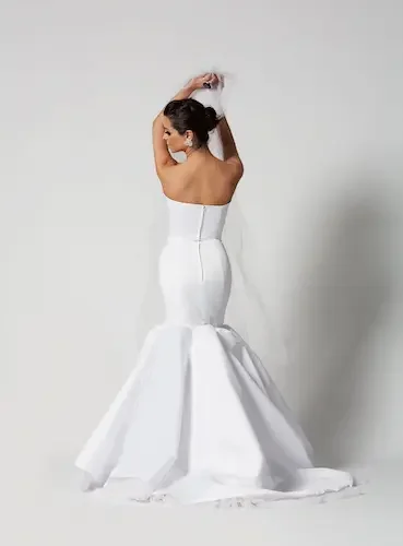 White-wedding-drees-white-background_web.webp