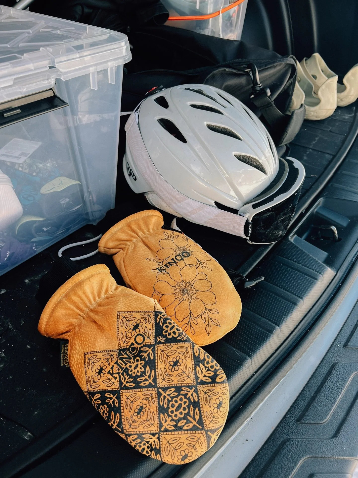 Ended the year on an analog note:
🎞️ Just dropped off another role of film to be developed (an old Nikon ae-1 from my dad)
🎻 Got the record player up and running (also taken from my parent&rsquo;s basement, thanks mom and dad for never getting rid 