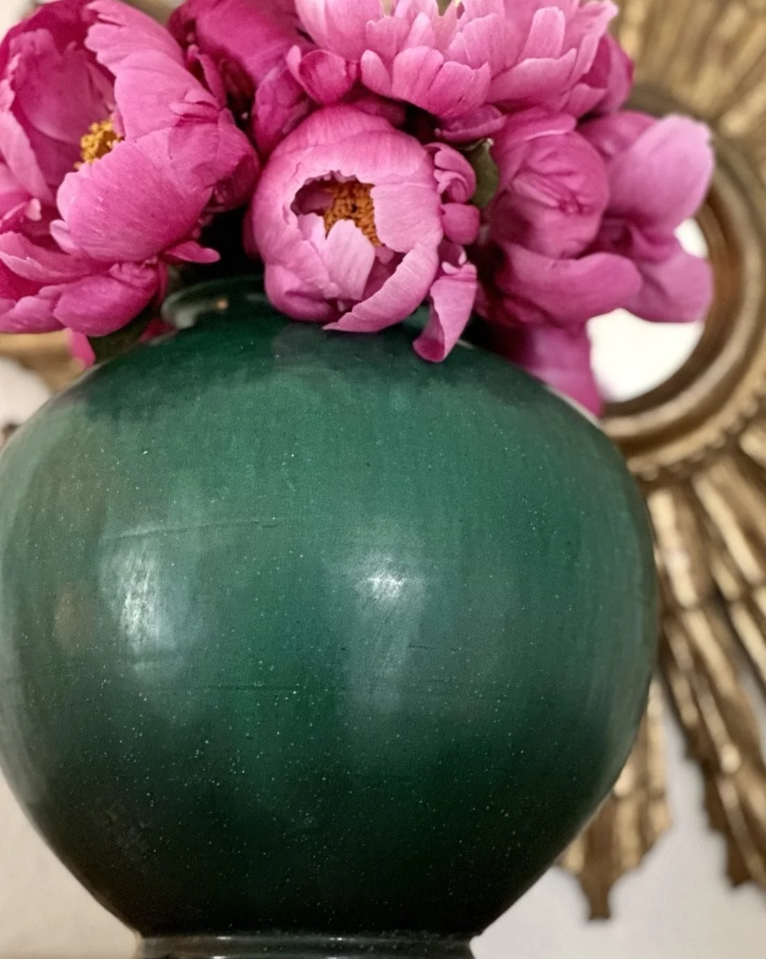 Hot pink and pottery #peonies #pottery #decorating #design #pink #green #interiors