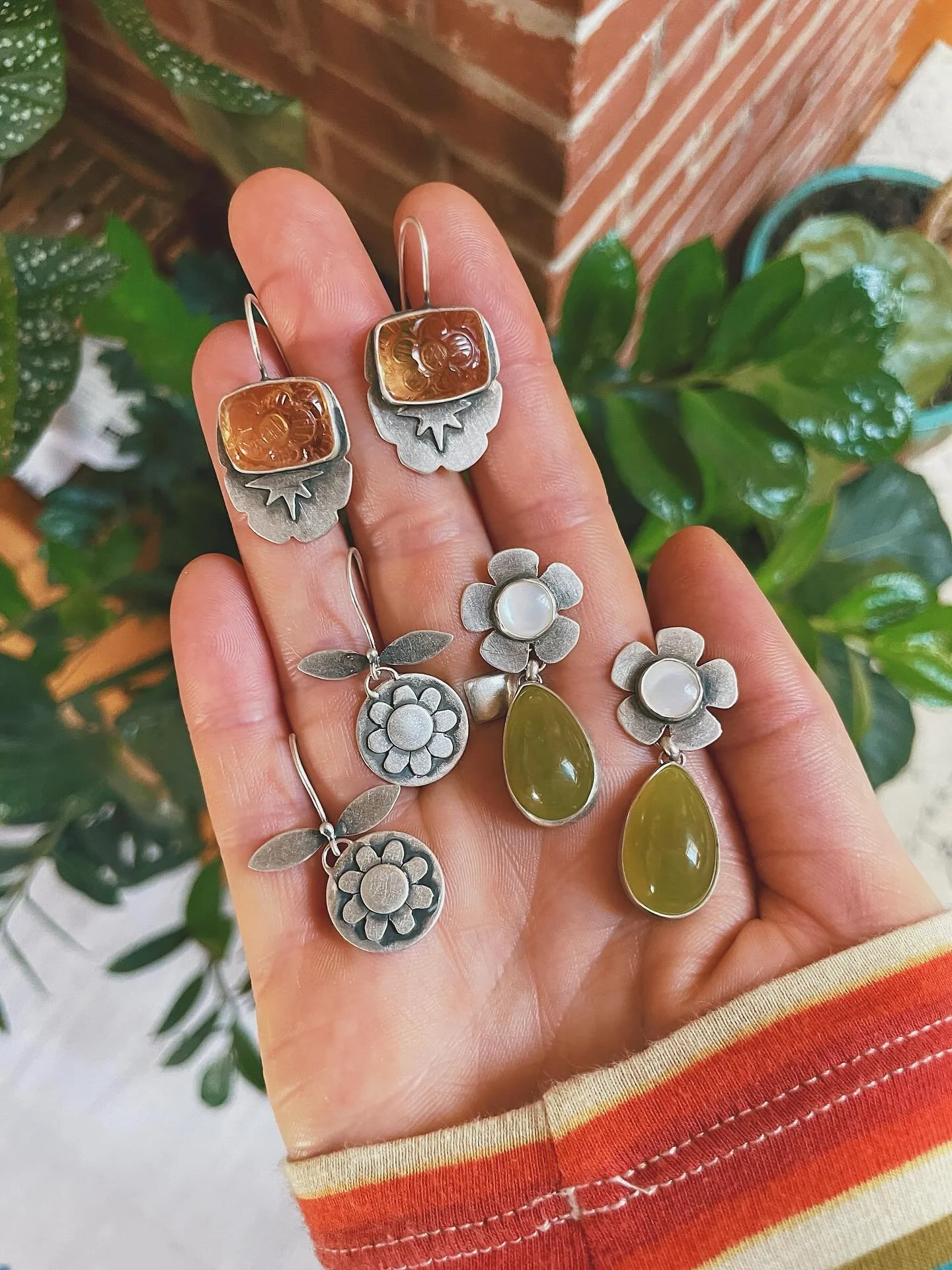 Pre-teen me would be thrilled to know I'd still be digging retro vibes at 38. Back then: blow-up furniture in my room with lava lamps, beaded curtains and incense always burning while devouring 60&rsquo;s media. 

Today: my furniture no longer deflat