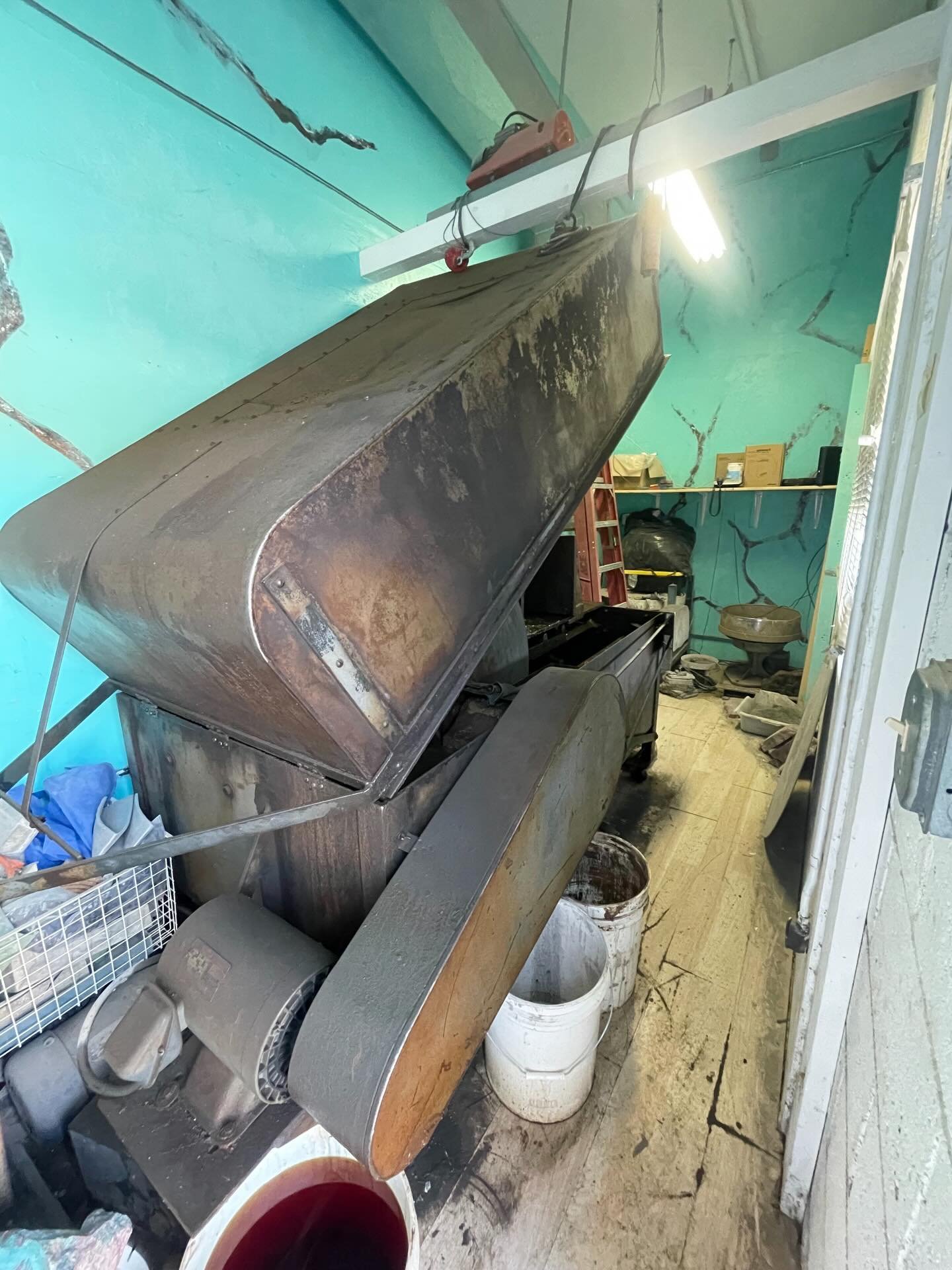 After an incredibly picturesque and sporty mountain bike ride yesterday we made our way back into town to check out @coppercanyonlapidarysedona 

We got to spend a few hours with the owners and lapidarist, Mike and Courtenay.  They kindly let us into