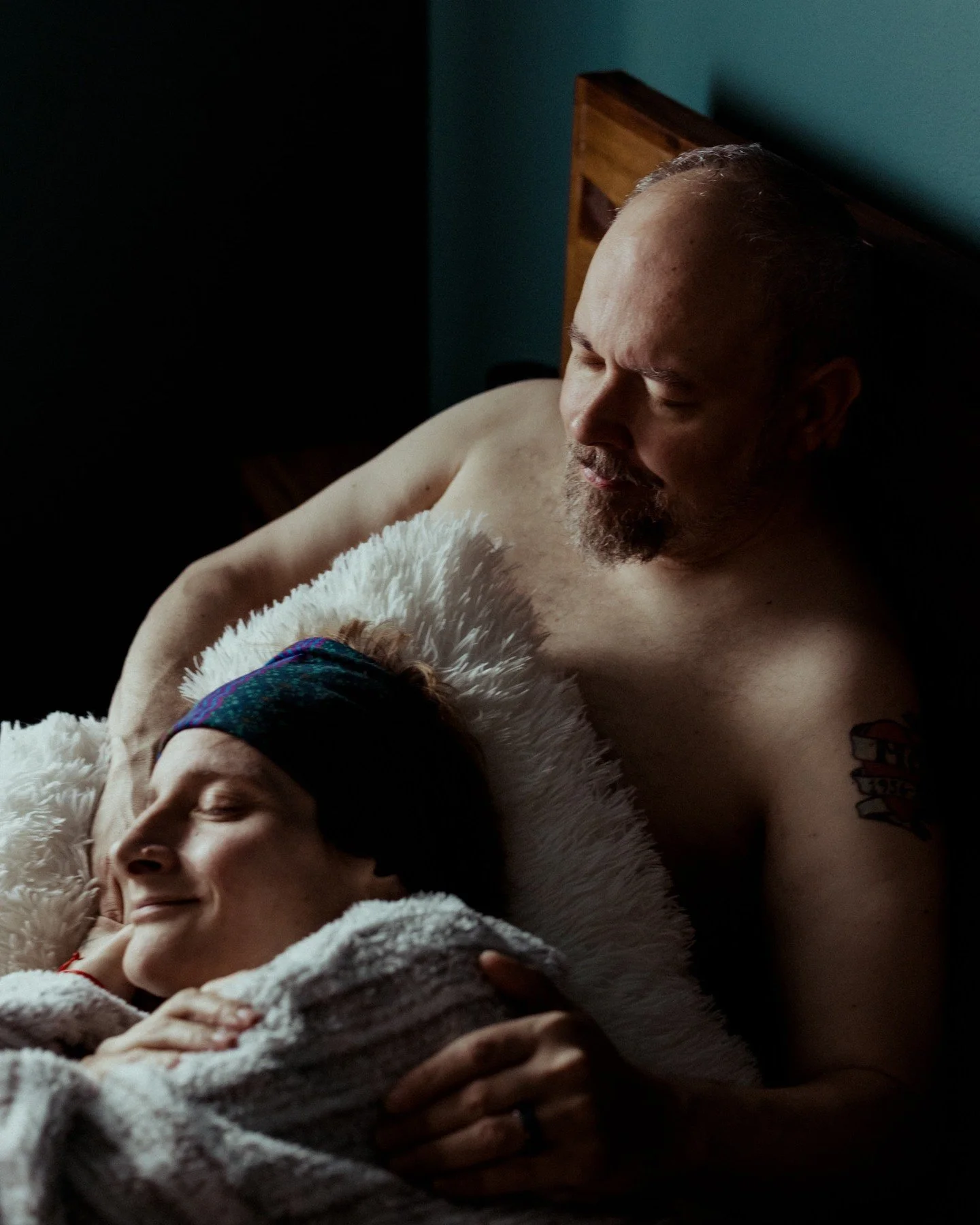 Not all intimate moments during a couples session have to be overtly sexy. It's okay to let your softer intimate side show and just snuggle up together for a time, basking in how comfortable you are with your love, just like these two. 🥰
.
.
.
.
.
.