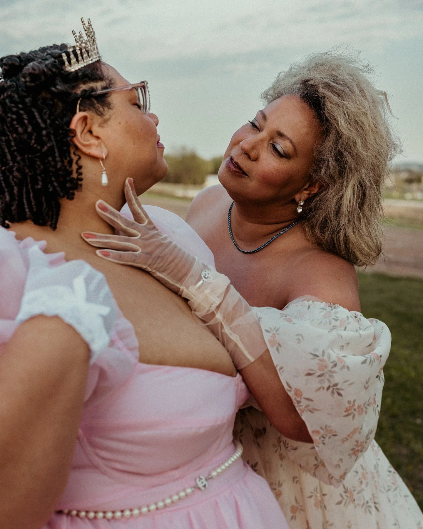 𝗜𝗳 𝘆𝗼𝘂 𝗻𝗲𝗲𝗱𝗲𝗱 𝗮 𝘀𝗶𝗴𝗻 𝘁𝗼 𝗱𝗼 𝗮 𝘁𝗵𝗲𝗺𝗲𝗱 𝘀𝗲𝘀𝘀𝗶𝗼𝗻 𝘄𝗶𝘁𝗵 𝗳𝗿𝗶𝗲𝗻𝗱𝘀, 𝘁𝗵𝗶𝘀 𝗶𝘀 𝗶𝘁! ✨ Want to dress up like you're in a queer Bridgerton fantasy world and make Regency-approved googly eyes at your friends? Let's