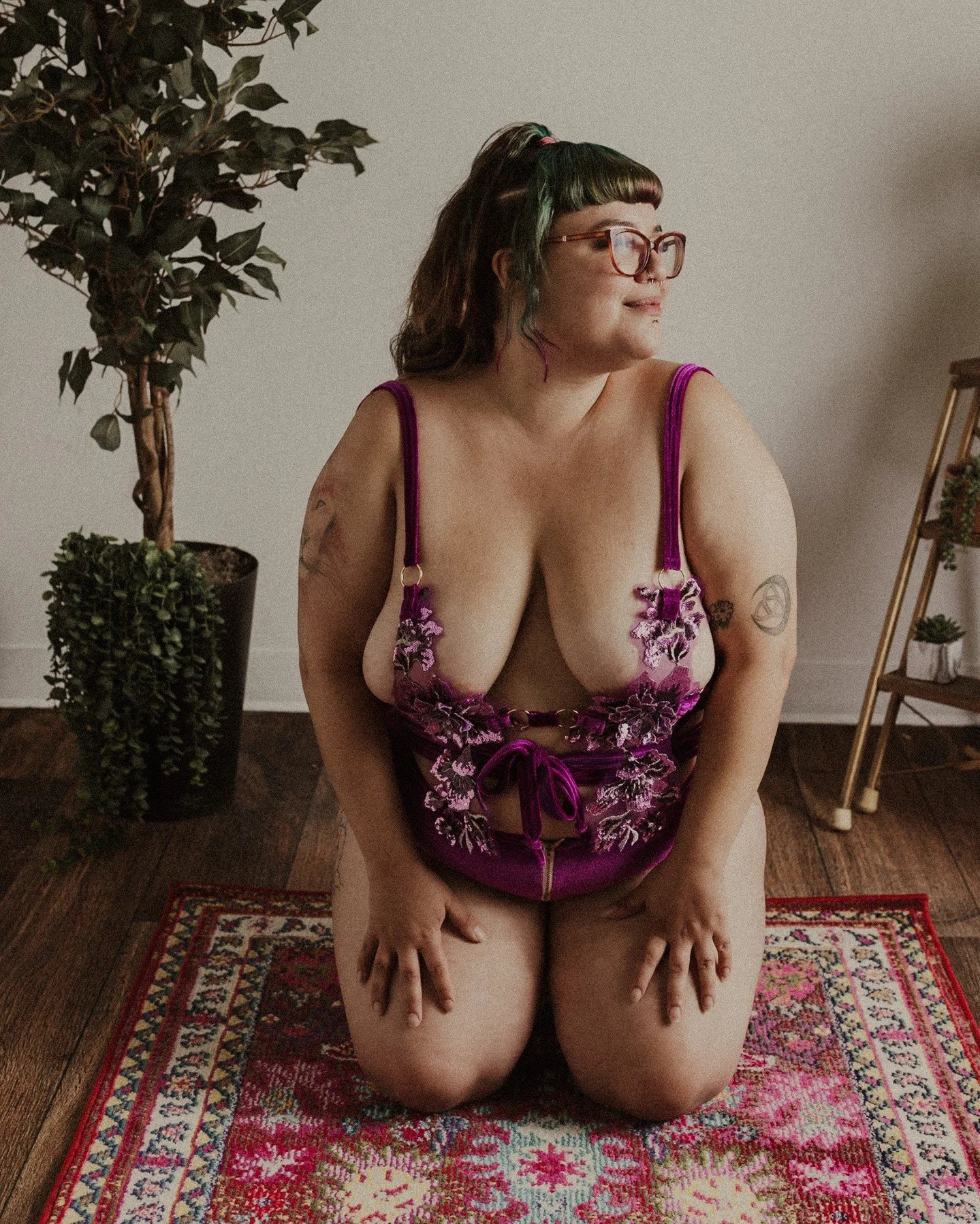 ✨ 𝗟𝗲𝘁 𝗺𝗲 𝗮𝘀𝗸 𝘆𝗼𝘂 𝗮 𝗾𝘂𝗲𝘀𝘁𝗶𝗼𝗻.... Where do we 𝘧𝘦𝘦𝘭 our uncomfortable feelings? Like 𝘸𝘩𝘦𝘳𝘦 do we actually feel them? 𝗜𝗻 𝗼𝘂𝗿 𝗯𝗼𝗱𝗶𝗲𝘀 𝗼𝗳 𝗰𝗼𝘂𝗿𝘀𝗲!
✨ Our bodies are the mechanism through which we experience the 