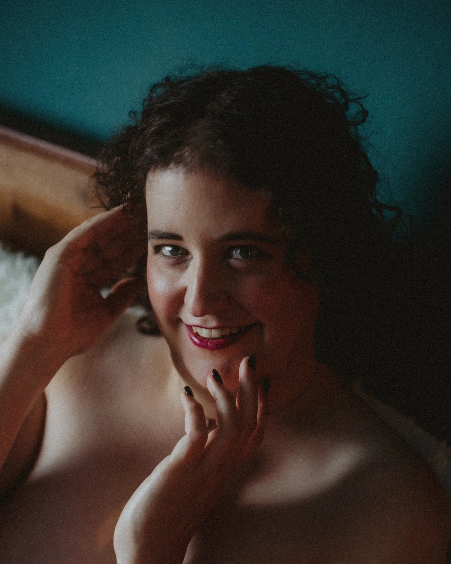 We think of boudoir as being focused on bodies, and certainly our bodies are part of it, but the eyes really are the windows to the soul, and C's look here is pure magic mixed with bold but flirty confidence, and it's 𝙥𝙚𝙧𝙛𝙚𝙘𝙩! 😍🏳️&zwj;⚧️🏳️&