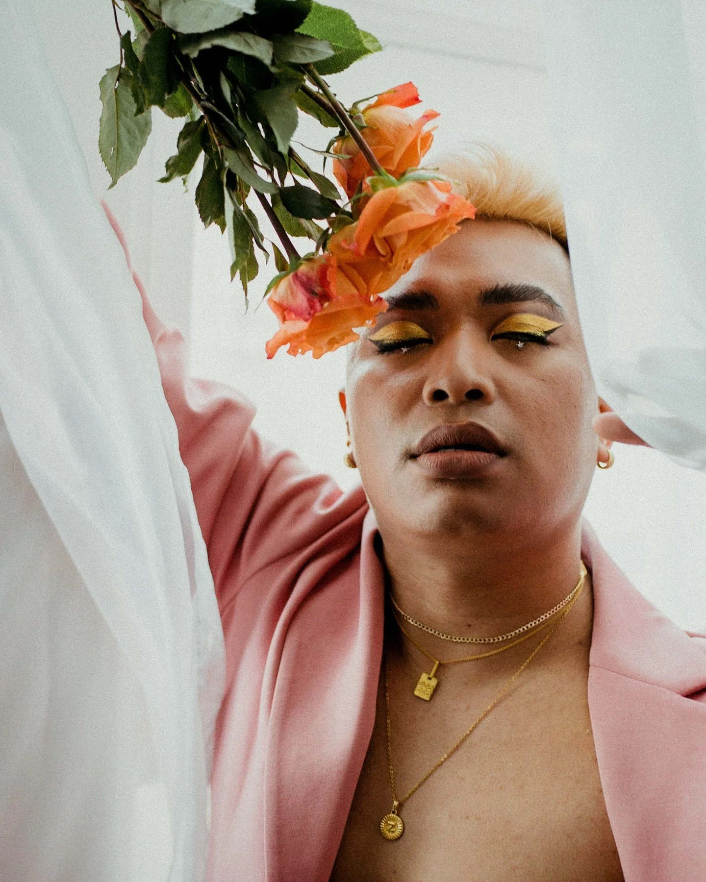 I know I talk a lot about what a boudoir + empowerment session can do to improve your body image and body confidence, but 𝘵𝘰𝘥𝘢𝘺 I want to talk to those of you who have been doing the work for a while and who already have a great relationship wit