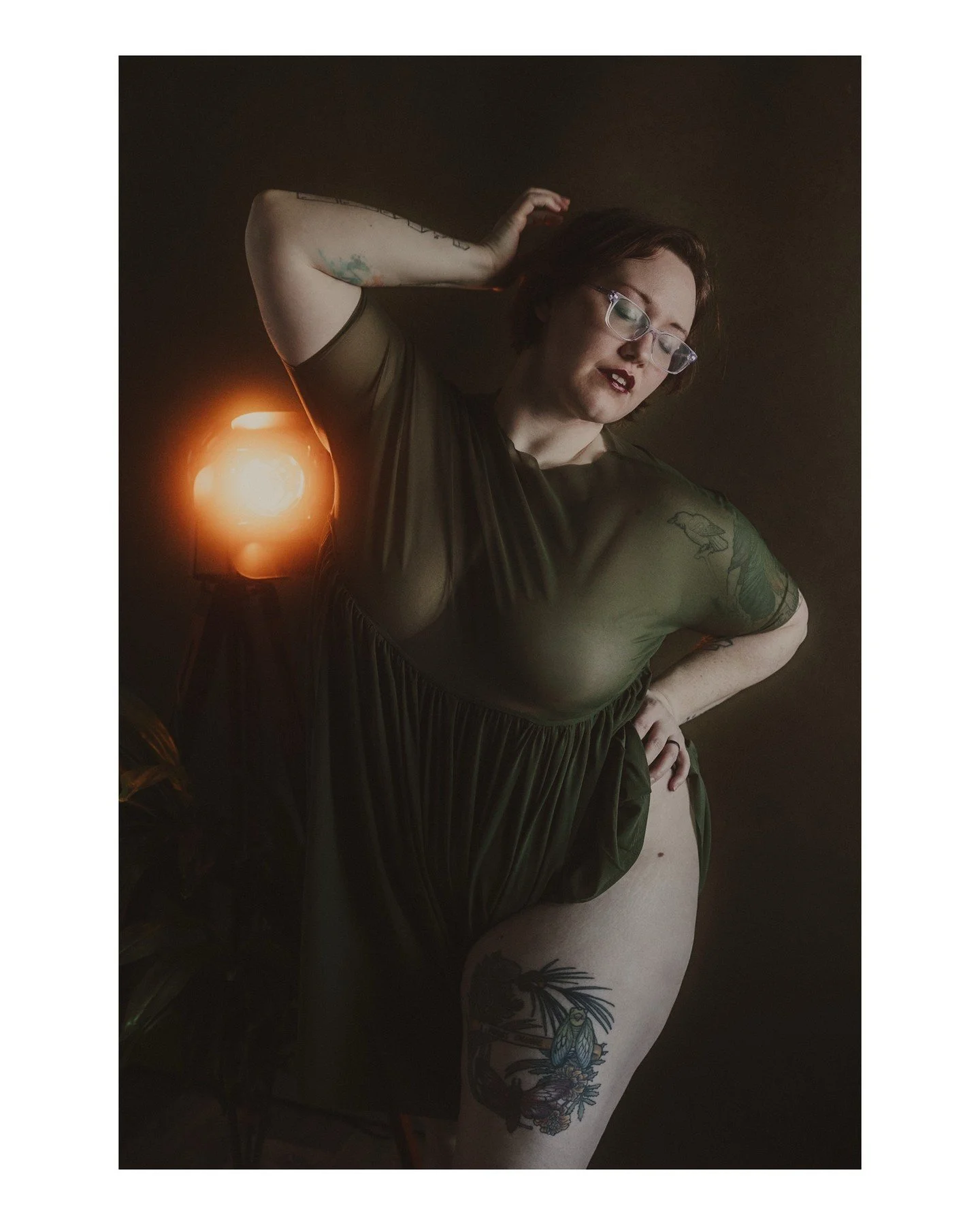 Do you ever look at a photo of yourself and instantly you're struggling with how you look in it? You are soooooo not alone, but I've got some tricks for you to help you view photos of yourself with more compassion!
1️⃣ 𝗭𝗼𝗼𝗺 𝗢𝘂𝘁: Seriously, sto