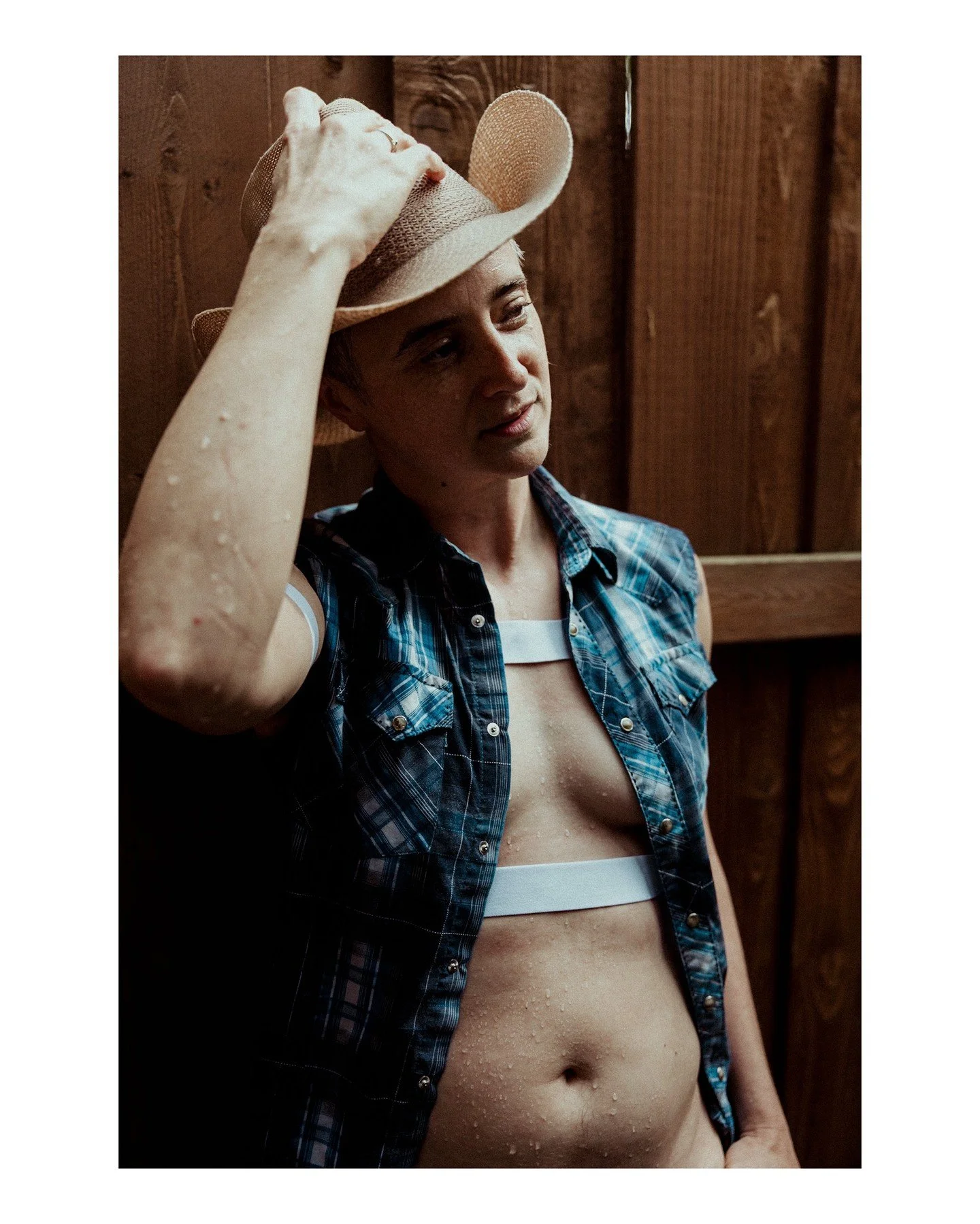 Boudoir + Empowerment sessions are an exploration of the self; a way to see yourself through more loving eyes, and a way to connect with parts of yourself that you've been wanting to bring out to play more. Whether it's your bold side, your sensual s