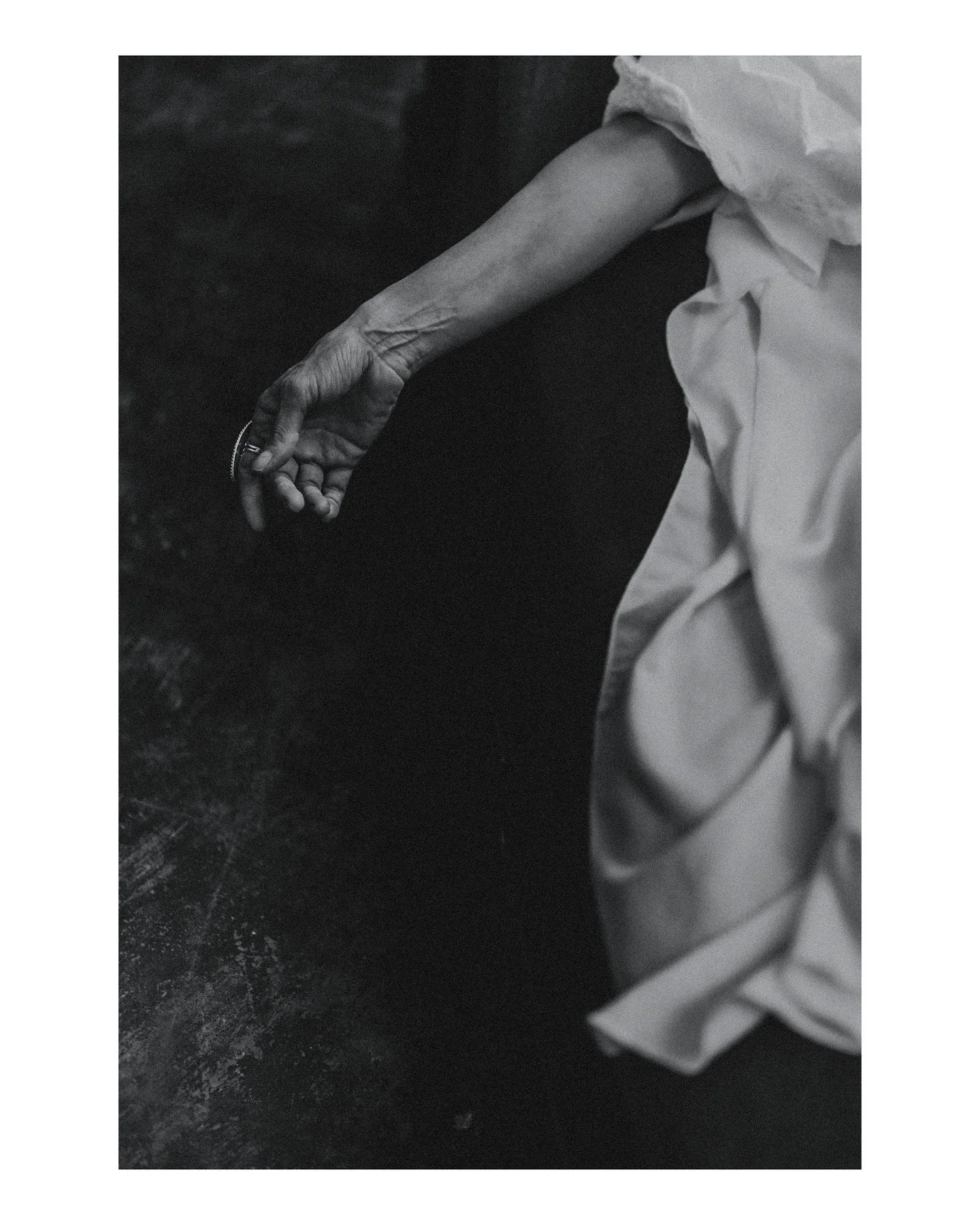 I'm a sucker for often unnoticed details, and so I'm absolutely obsessed with this haunting image of @silvermodelsusan 's hand during the recent Artistic Alchemy workshop with @jonnycreative. It's giving spooky &amp; ethereal ghost vibes and I am her
