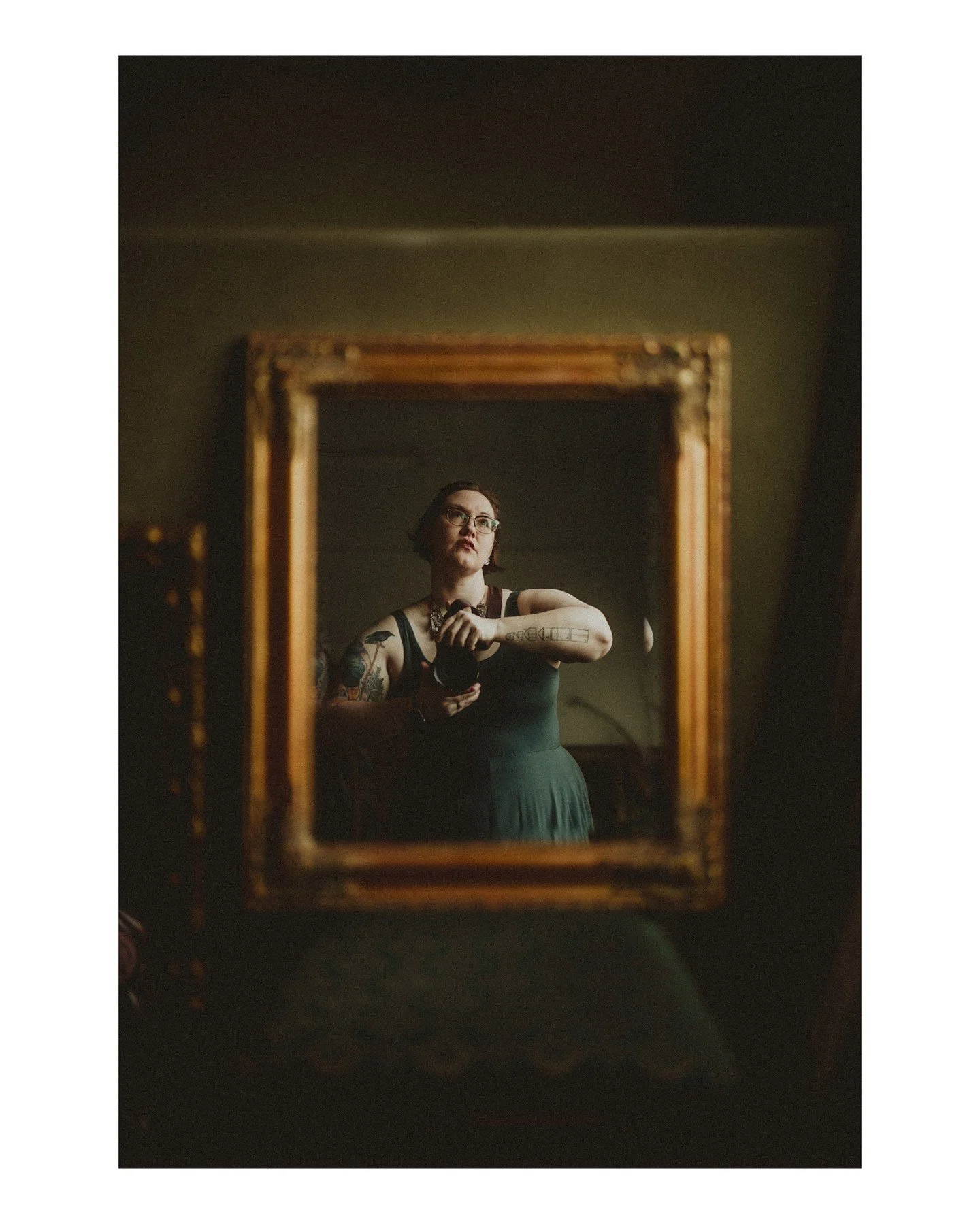 Why do we avoid having our photo taken? There are loads of reasons, but here are some of the top ones...
1️⃣ Our bodies have changed and we're not comfortable with that change yet
2️⃣ We're afraid of picking ourselves apart when we see the photos
3️⃣