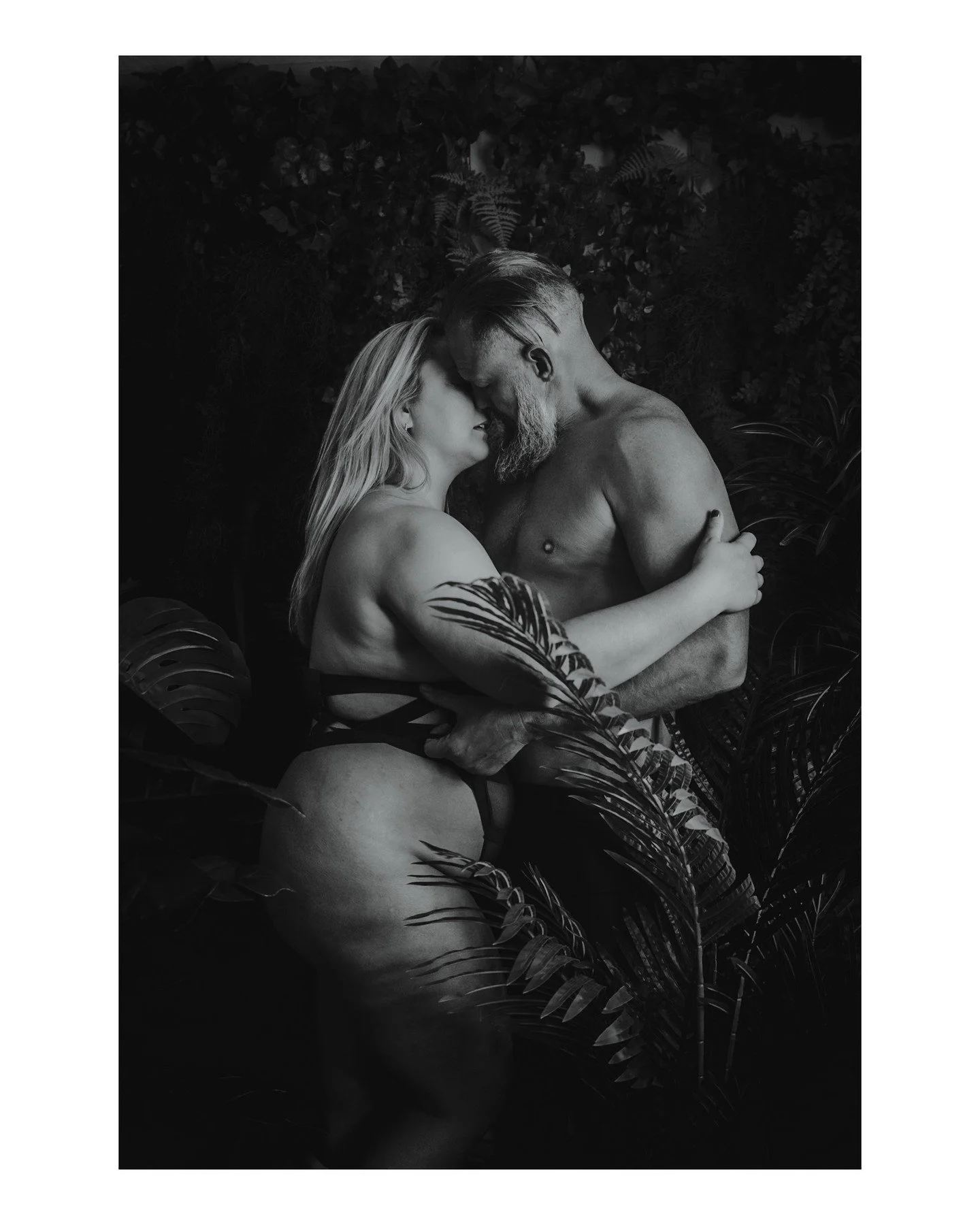How spicy 🌶️ you get with your session is up to you, but if you've been thinking about doing a boudoir session with your partner(s), here are some vibe options for you to consider. Which one is more your style?
🌶️ Soft and snuggly - Think cuddles a