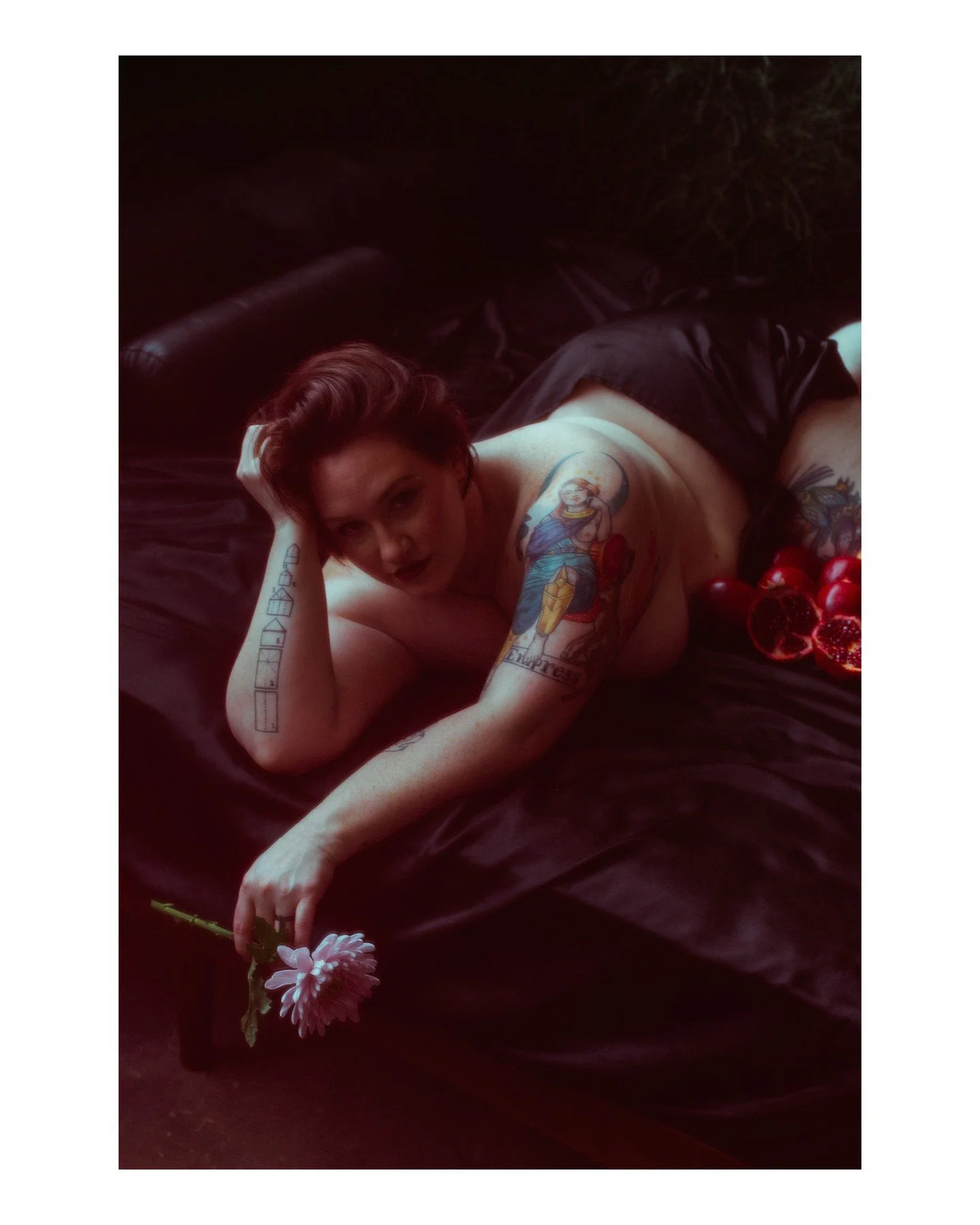 It's been a hot minute since I did an introduction, so hey, I'm Sam (obviously) 💖 Here's some stuff about me! 
✨
My core philosophy with boudoir + empowerment photography can be boiled down to the fact that ALL bodies are worthy of being documented 