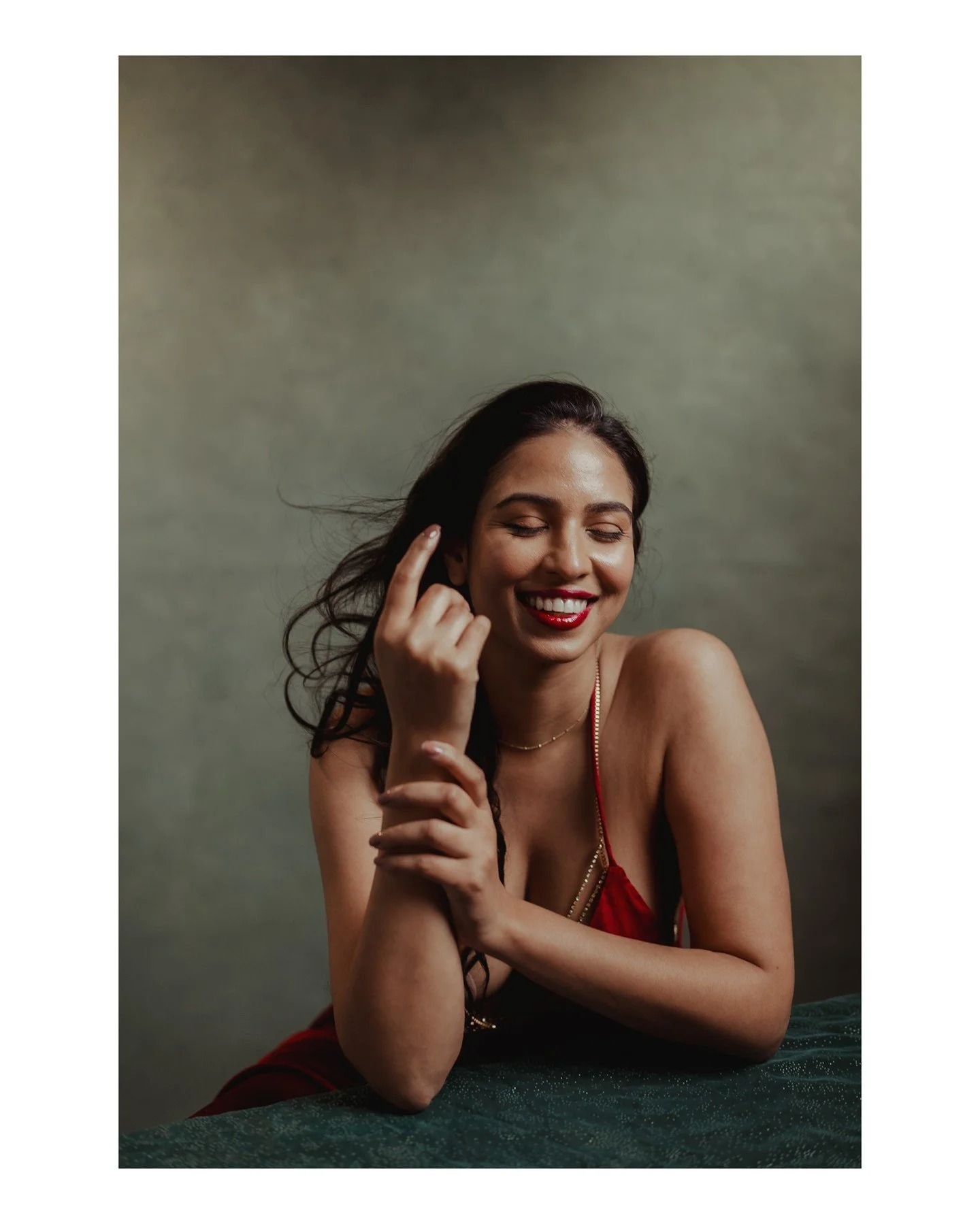Simple can be stunning 😍 And you don't have to be nude for your boudoir + empowerment session. You can treat your session as a great opportunity to play dress-up as an adult (something we know is fun as a kid but sometimes forget we can totally stil
