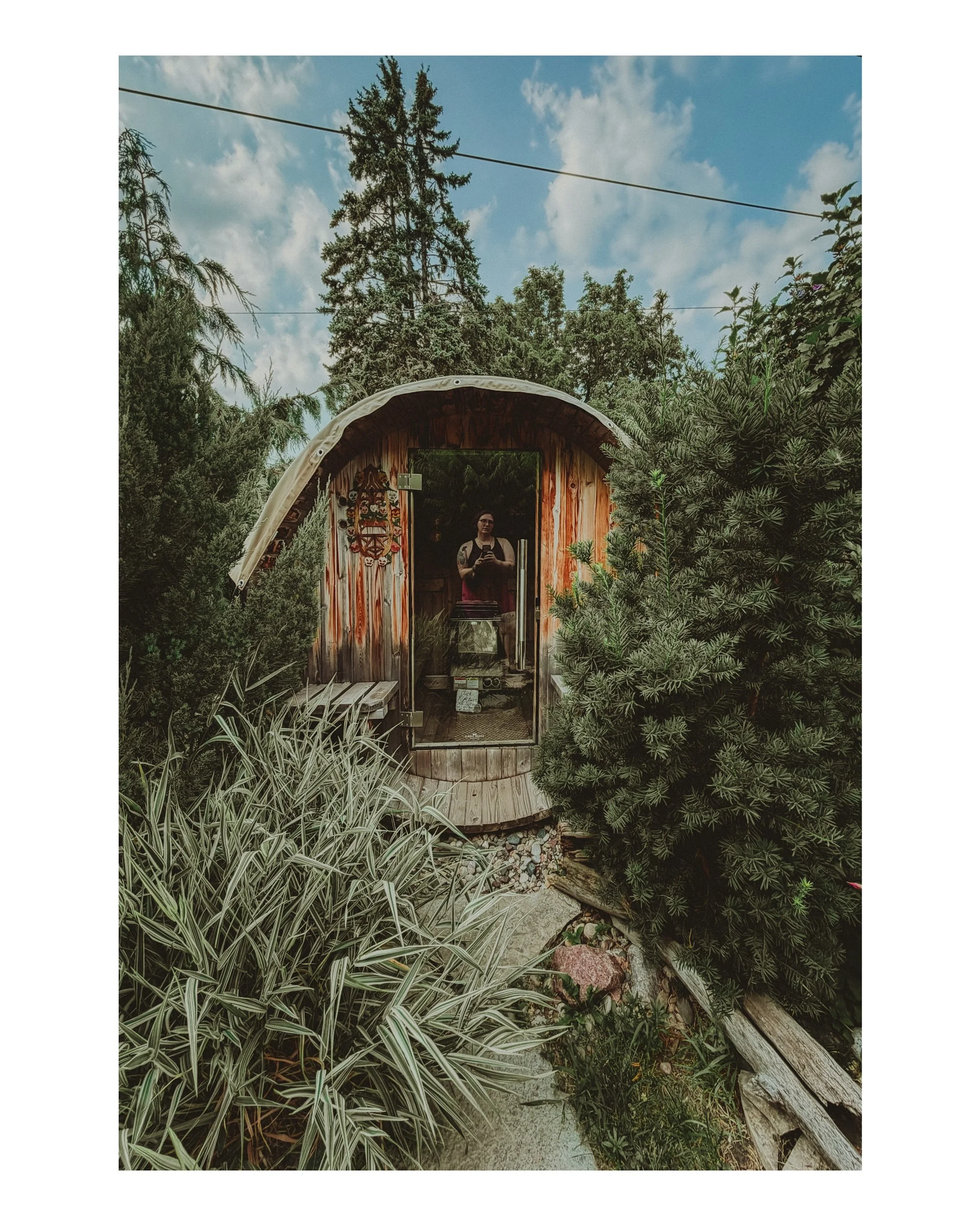 If you needed even MORE incentive to join @mariethegoodwitch and I at @motherlion_bayview for the Samhain Sacred Storytelling Retreat this Halloween weekend, there&rsquo;s a private sauna &amp; hot tub to enjoy during our down time! 😍 Head to the li