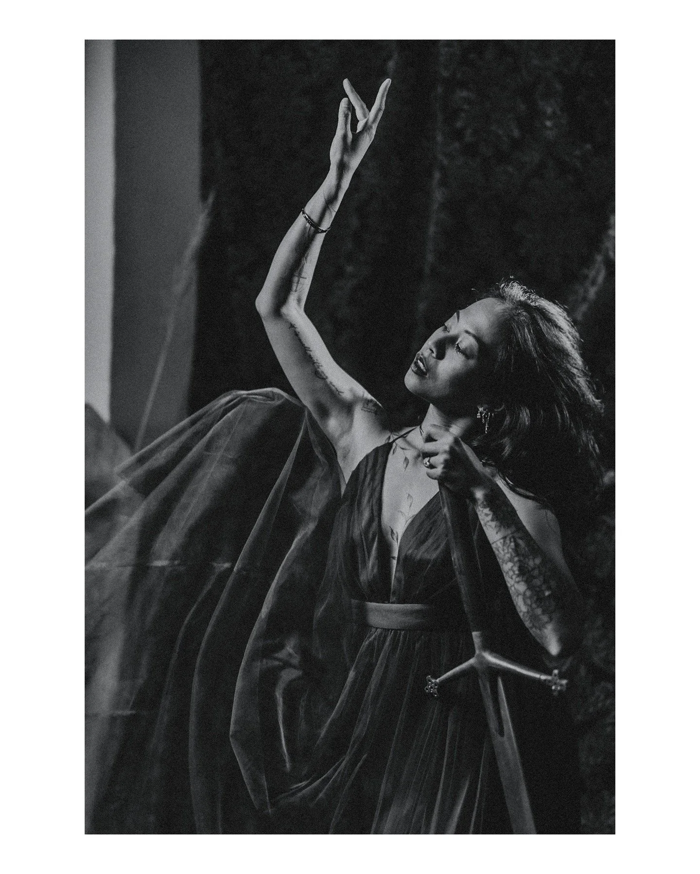 GUESS WHO GOT A SWORD! This gal! So.... If you've seen some of these sweet sword photos and thought "Wow, I'd love to take powerful portraits with a motherf*cking sword", GOOD NEWS! Now you can! BYOCM (bring your own chain mail). 
.
.
.
.
.