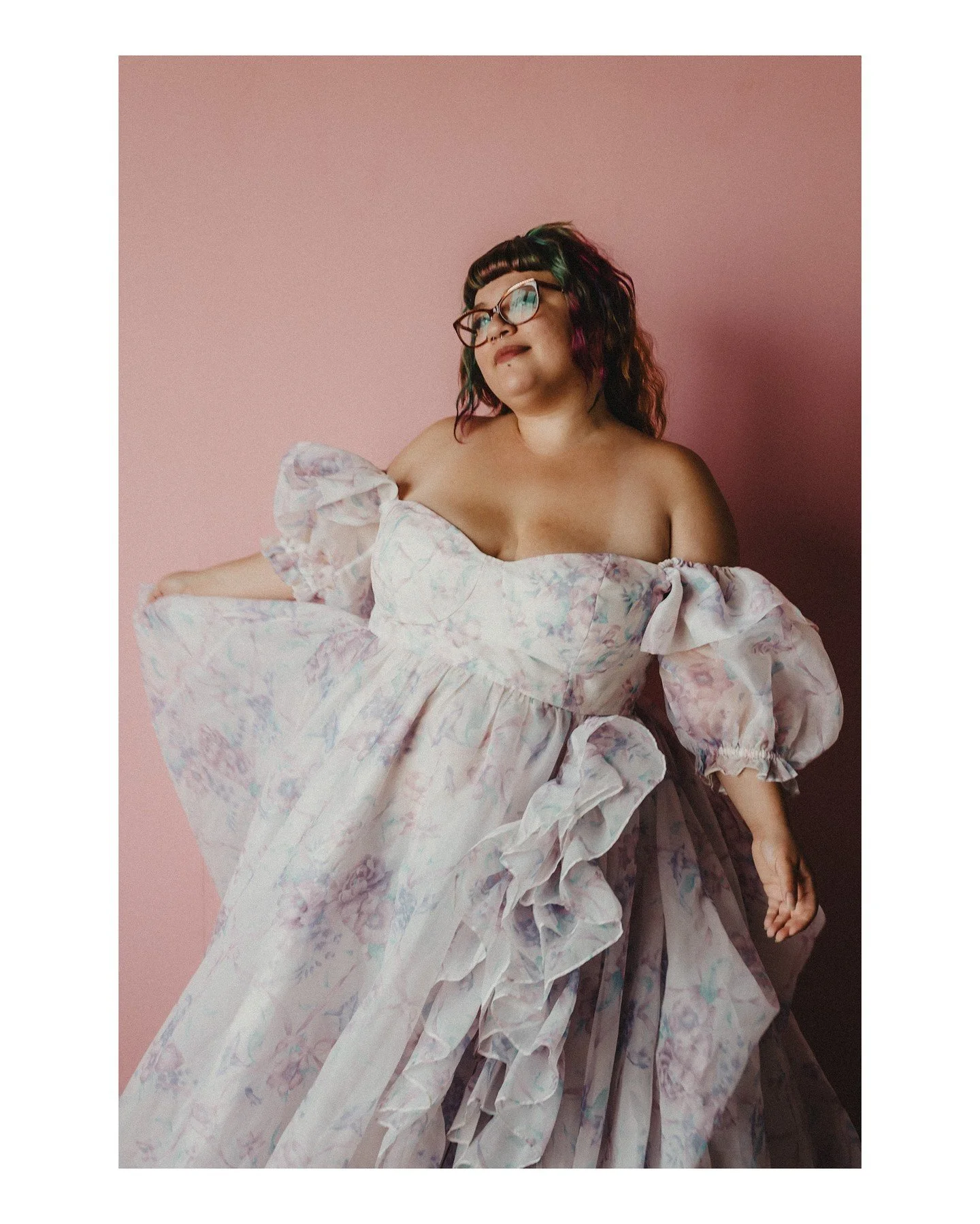 You know what I love to see at boudoir + empowerment photo sessions??? GLASSES! 🤓 If you're like me and don't really feel like yourself without your glasses, rest assured, you can absolutely wear them to your session and still be hot as hell (if tha