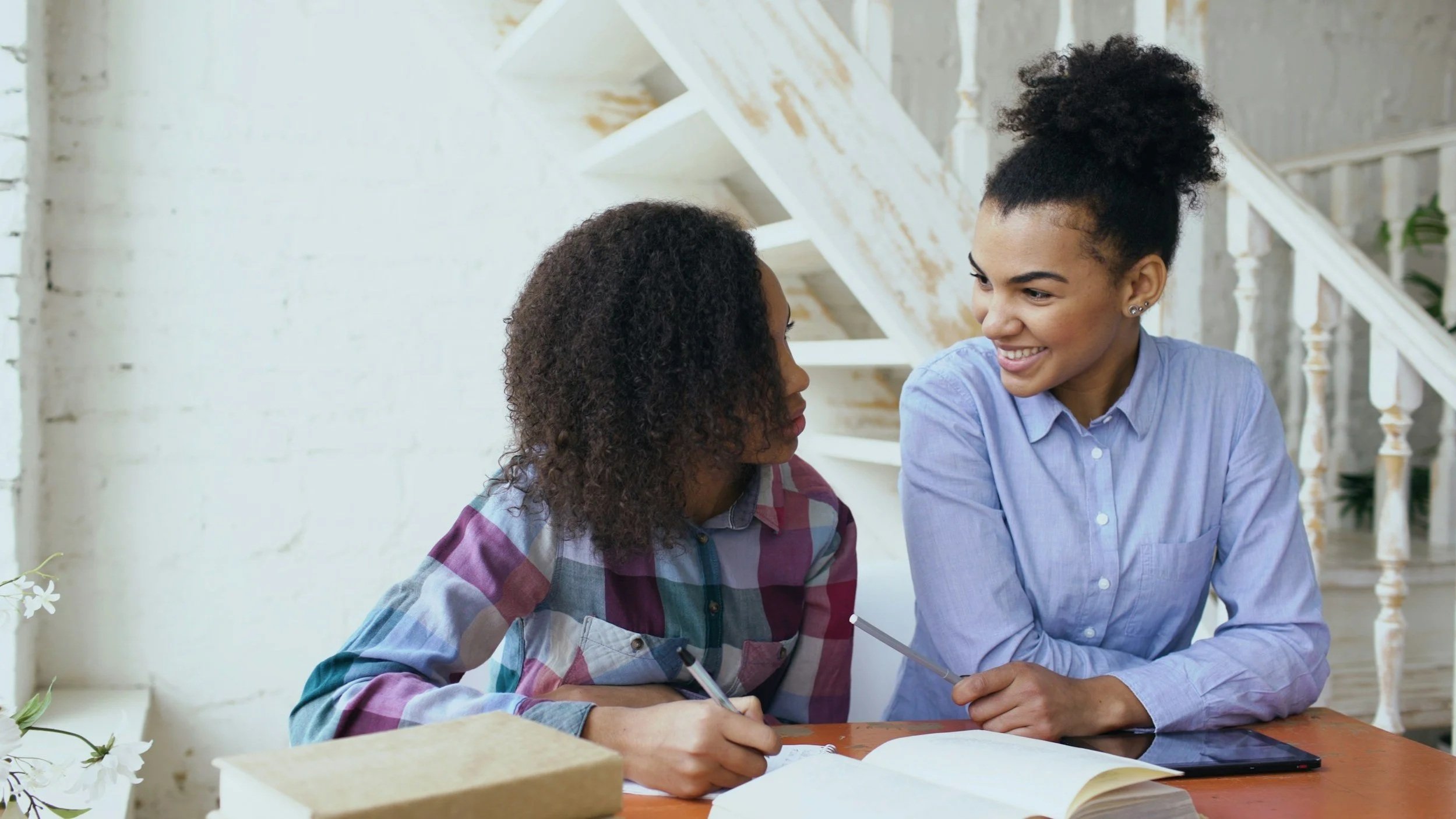 Educational therapist helping student plan assignments and develop study strategies