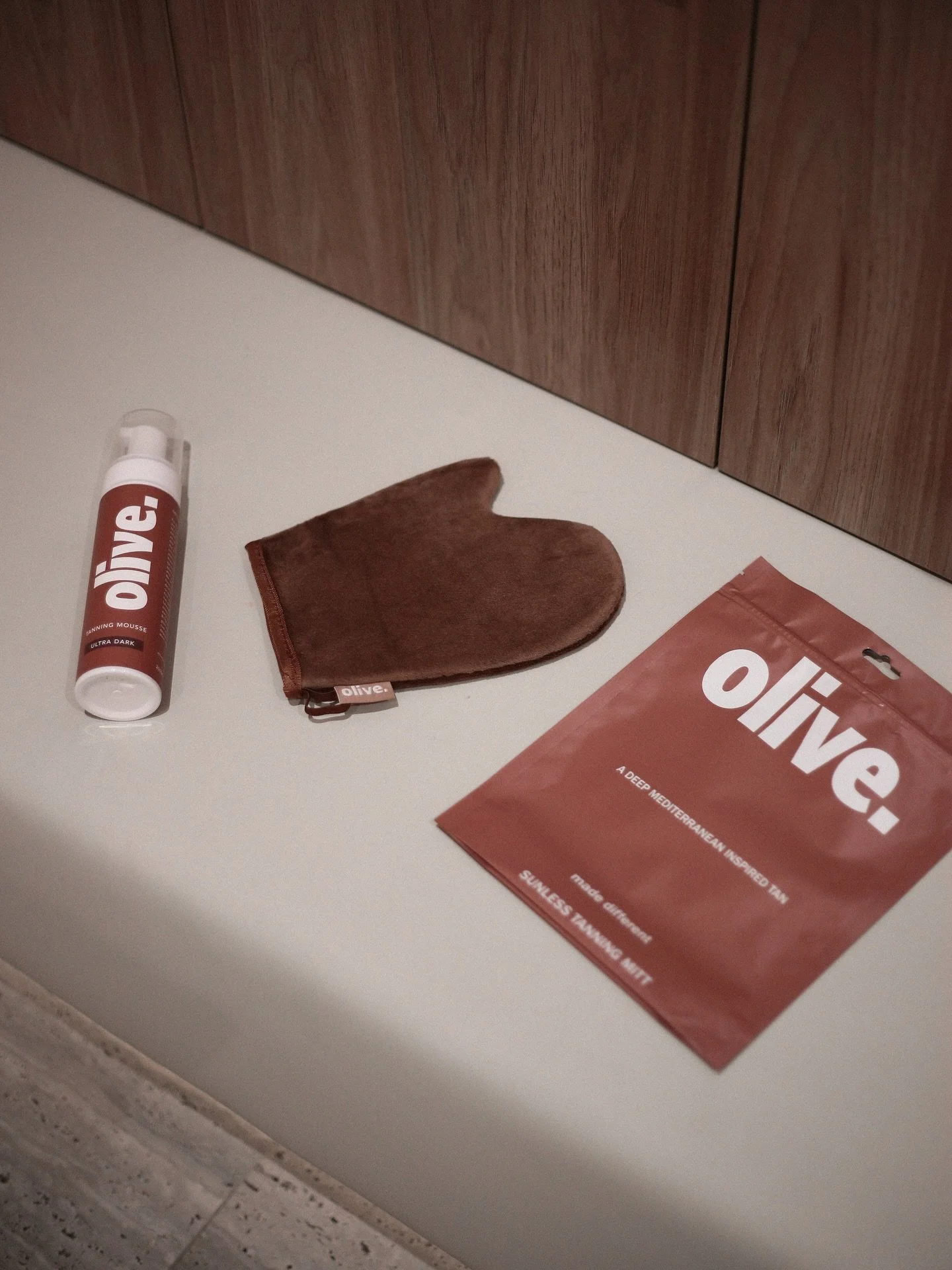 The perfect mitt to complement the perfect tan.

🐻 Soft velvet microfiber surface
🐻 No drips or running
🐻 Easy, controlled application
🐻 Streak-free, flawless results
🐻 Eco-friendly &amp; long-lasting
🐻 Premium waterproof layer to protect your 